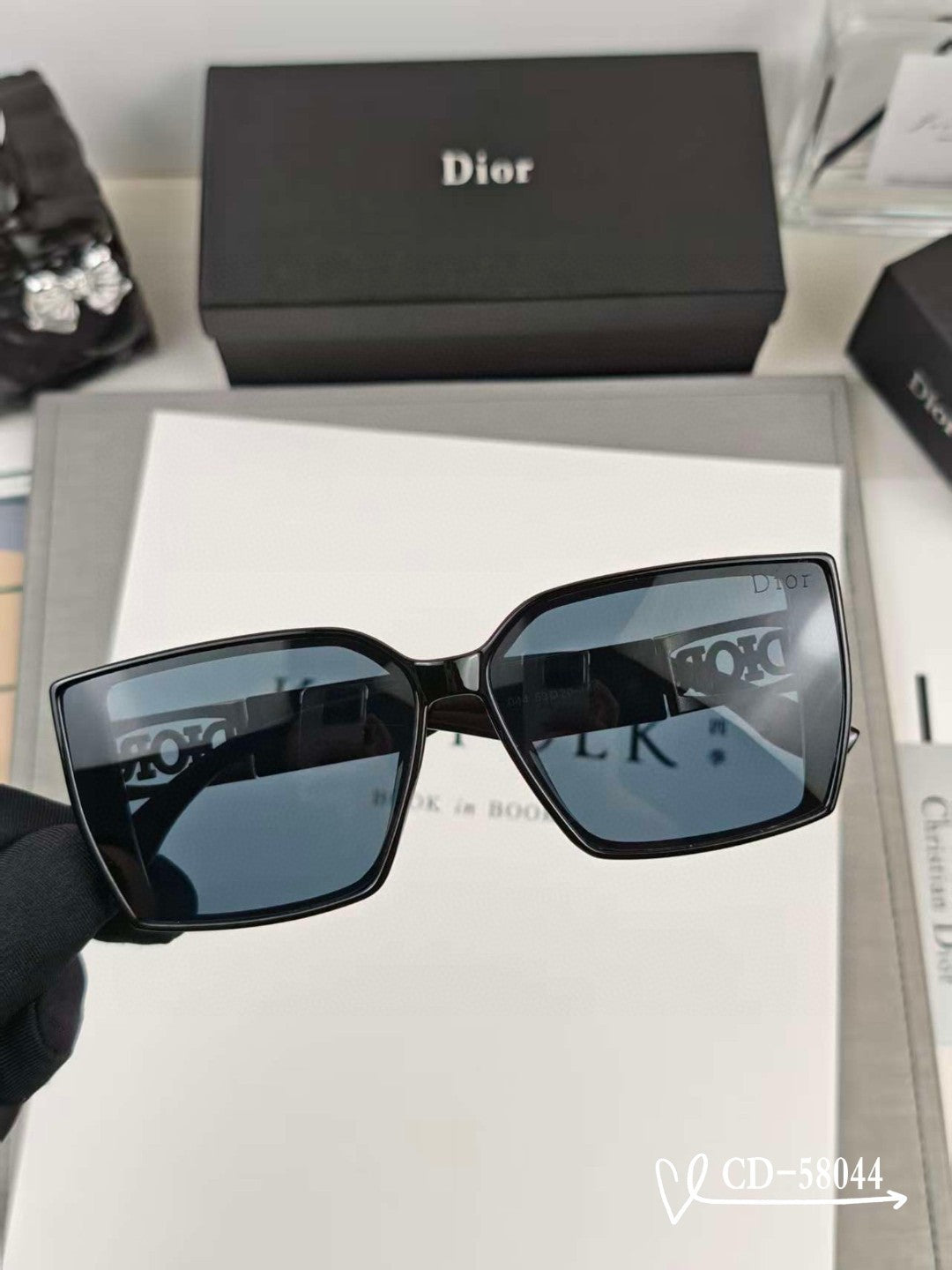 MONTAIGNE SQUARE SUNGLASS 58044 IN ACETATE - Black