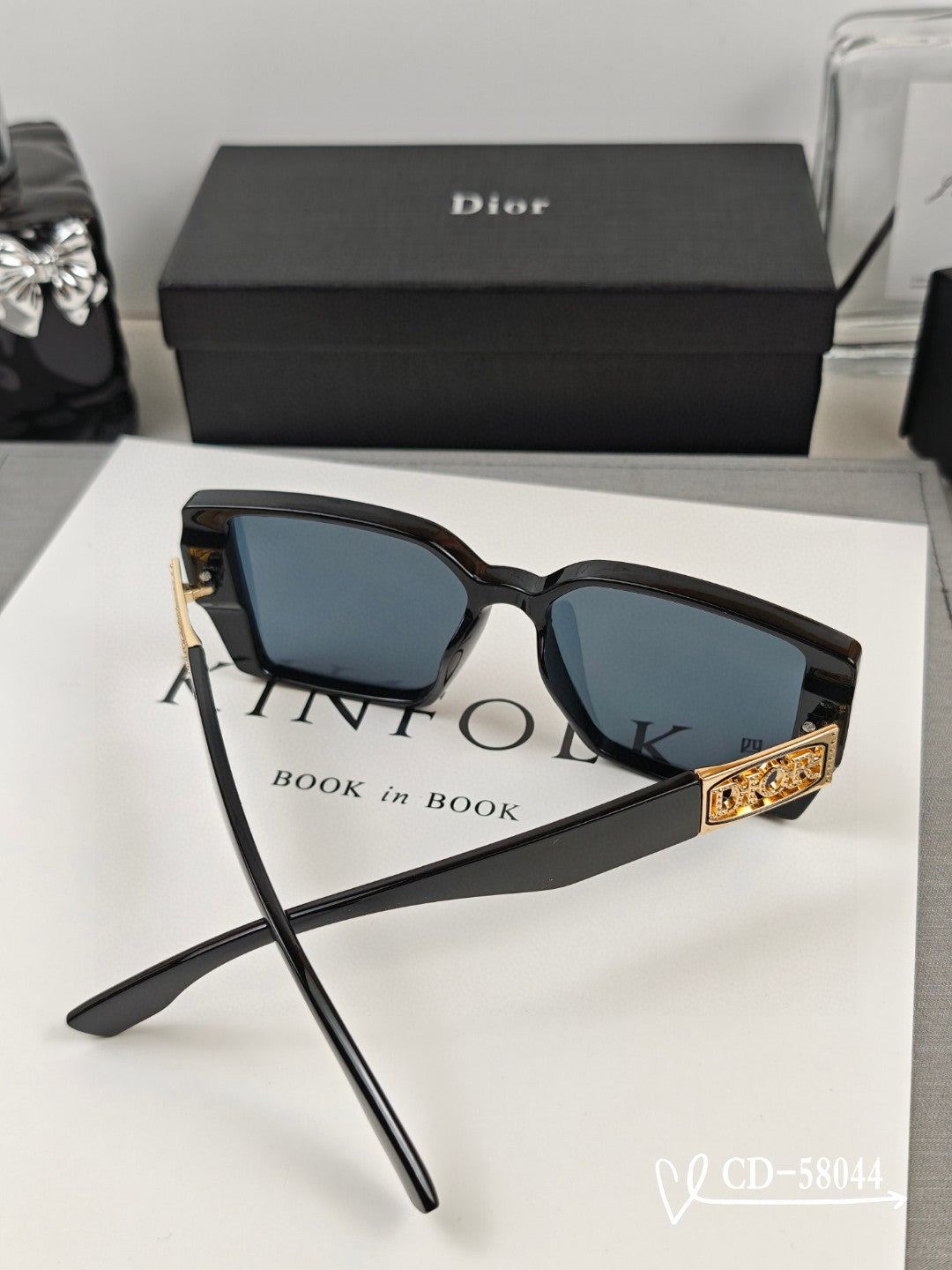 MONTAIGNE SQUARE SUNGLASS 58044 IN ACETATE - Black