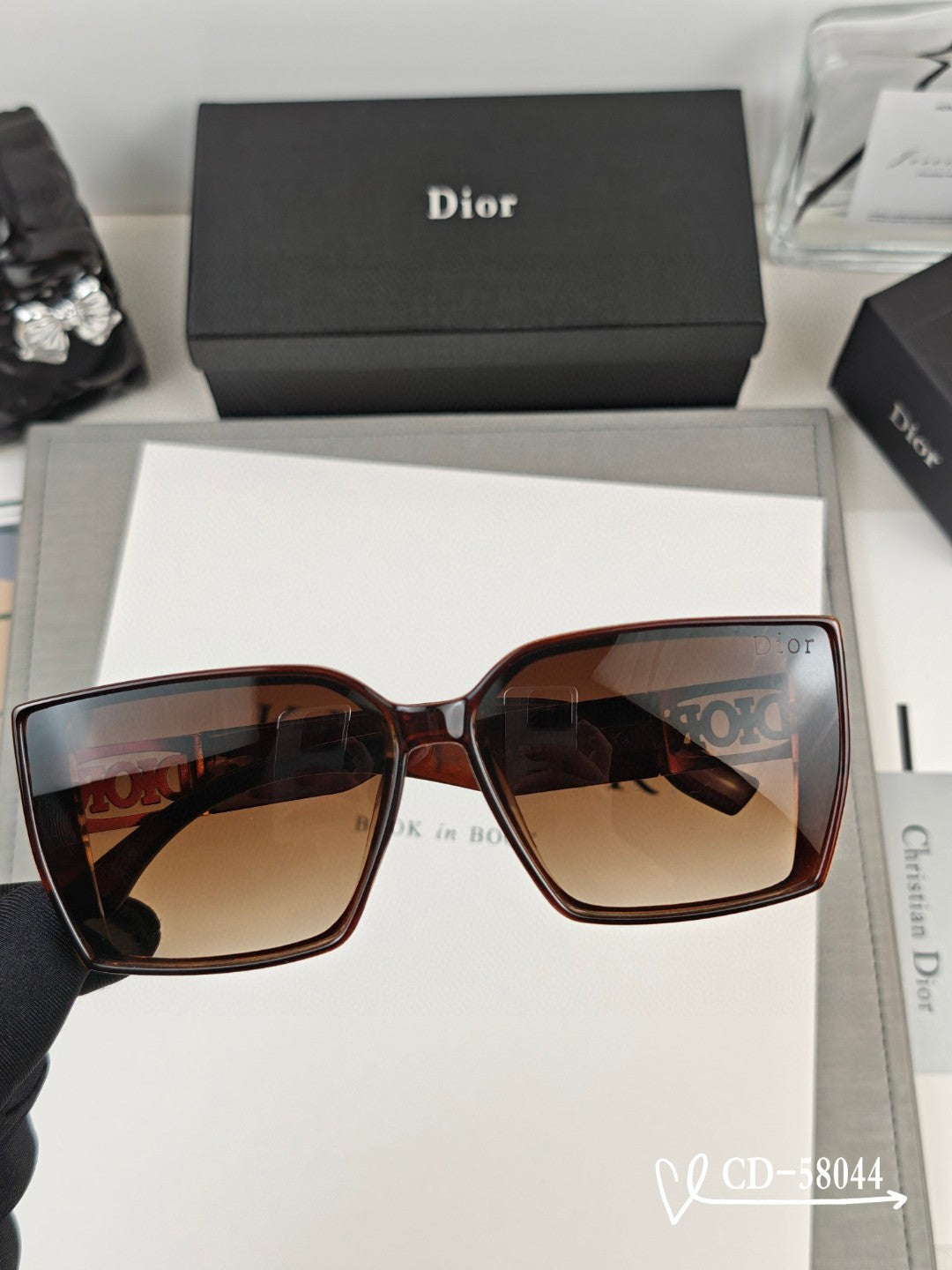 MONTAIGNE SQUARE SUNGLASS 58044 IN ACETATE - Black