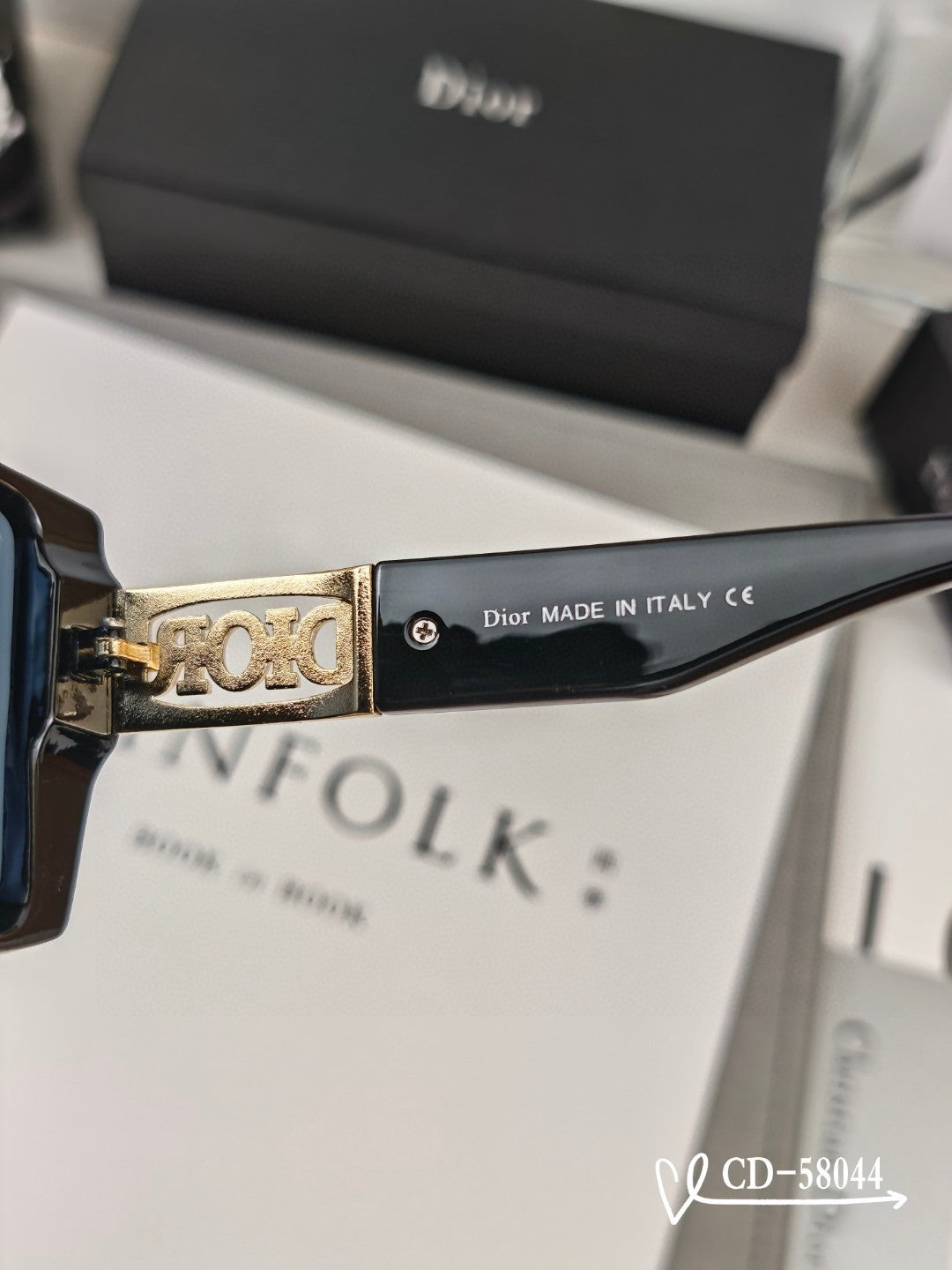 MONTAIGNE SQUARE SUNGLASS 58044 IN ACETATE - Black