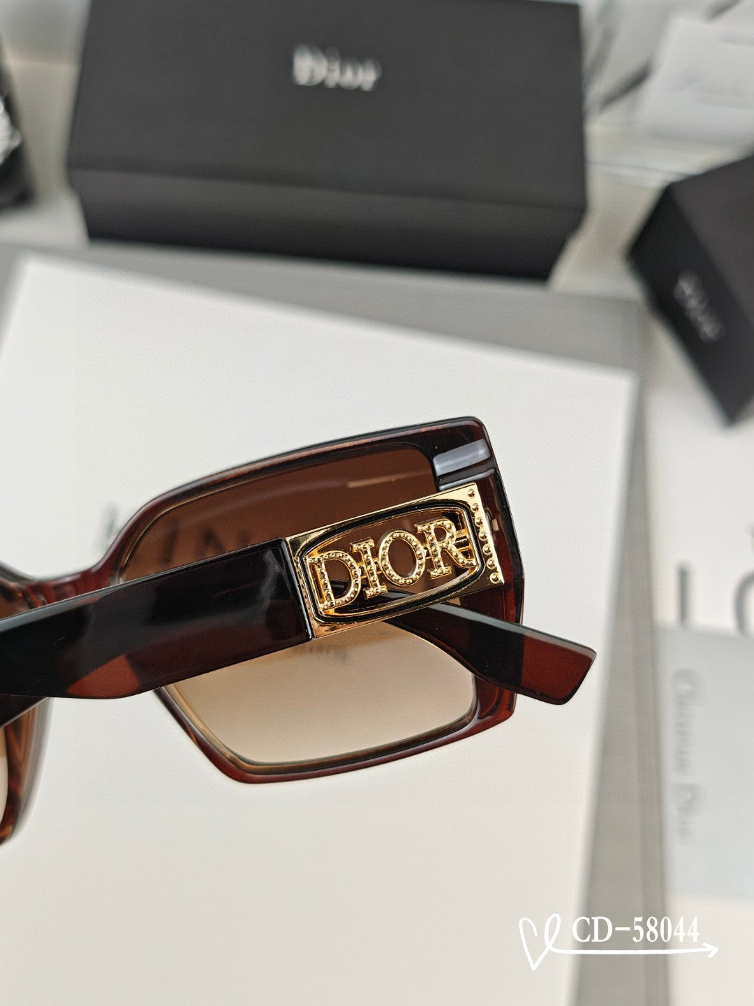 MONTAIGNE SQUARE SUNGLASS 58044 IN ACETATE - Black