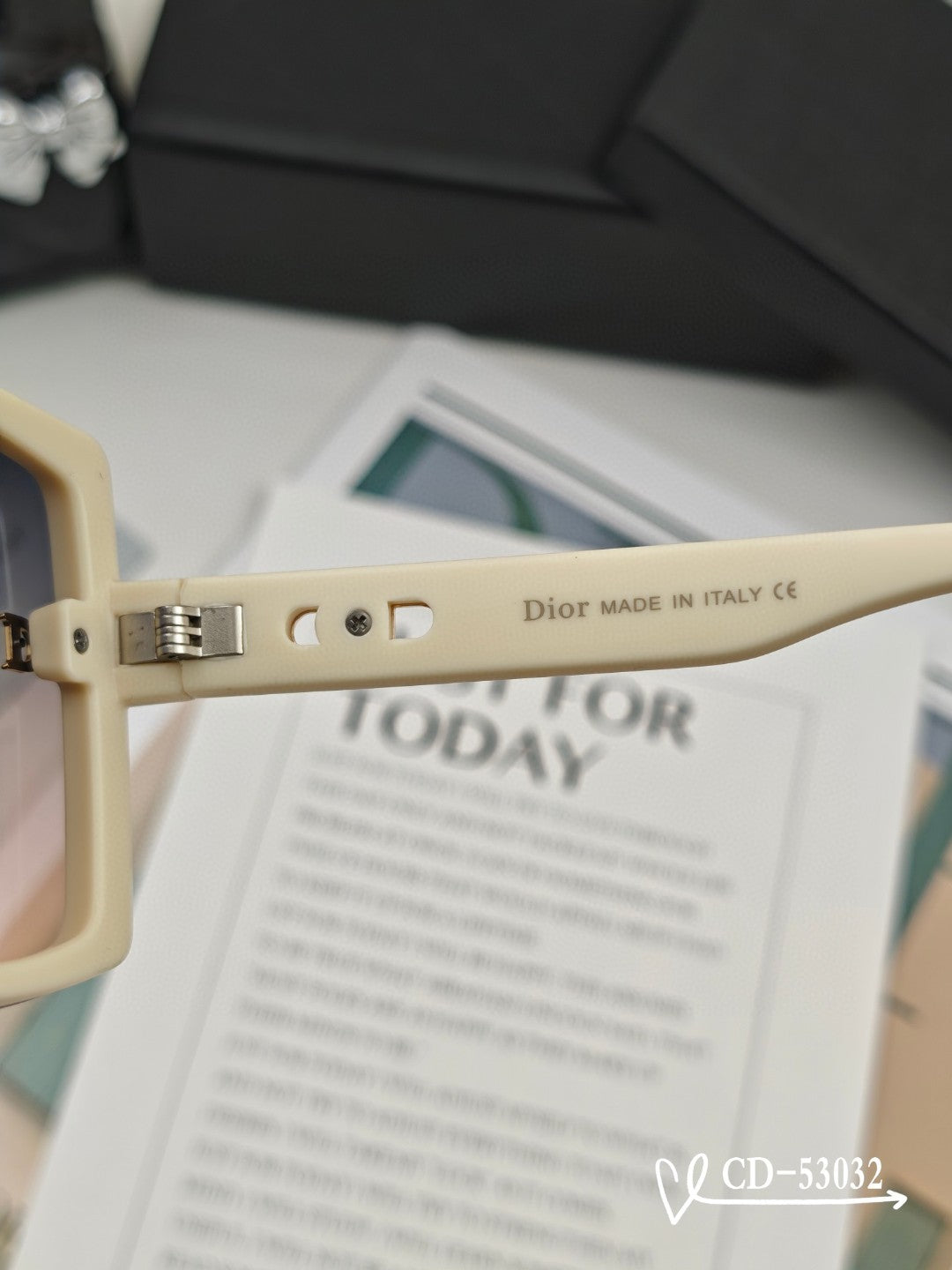 MONTAIGNE SUNGLASS 53032 IN ACETATE - Black