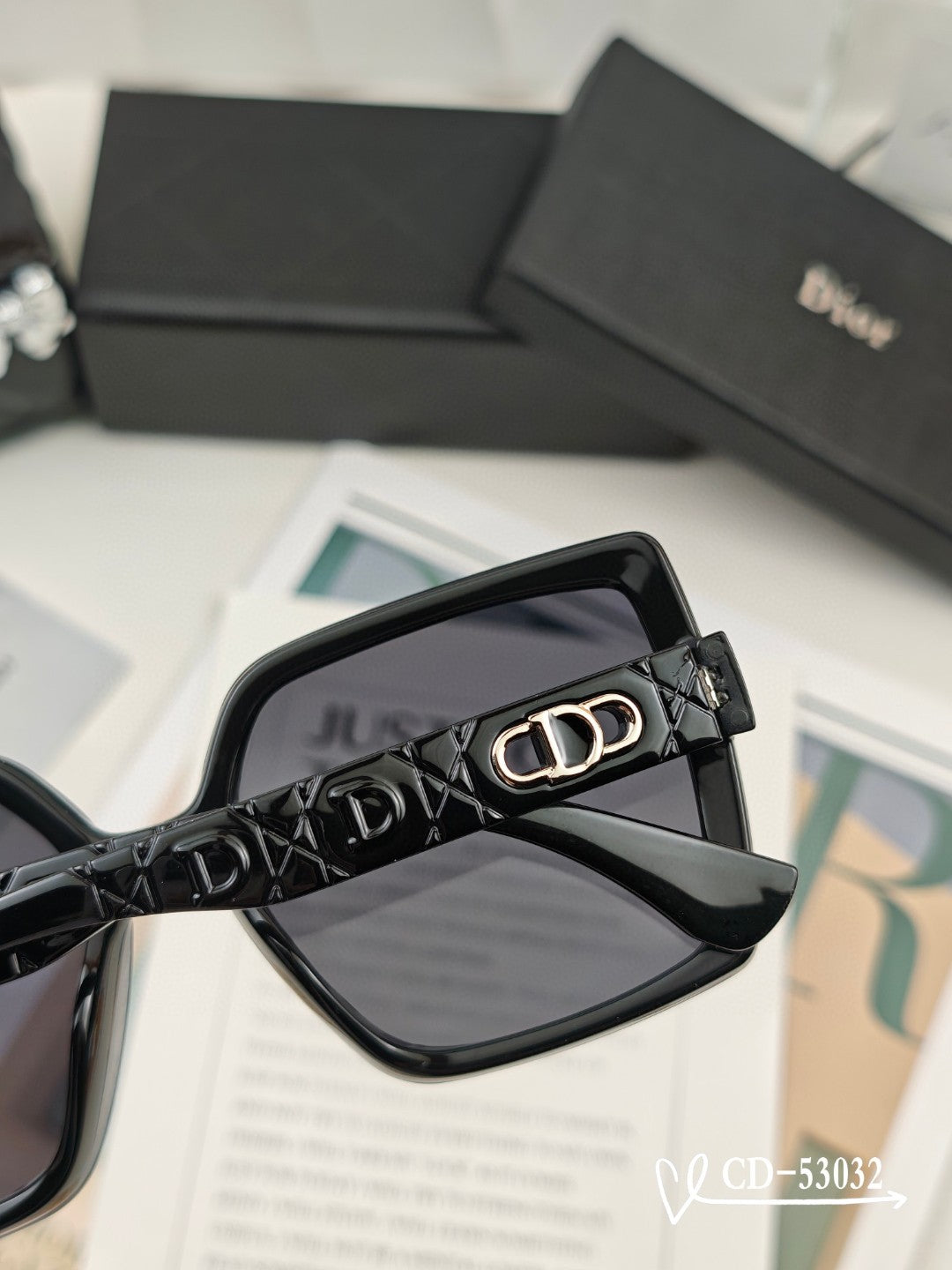 MONTAIGNE SUNGLASS 53032 IN ACETATE - Black