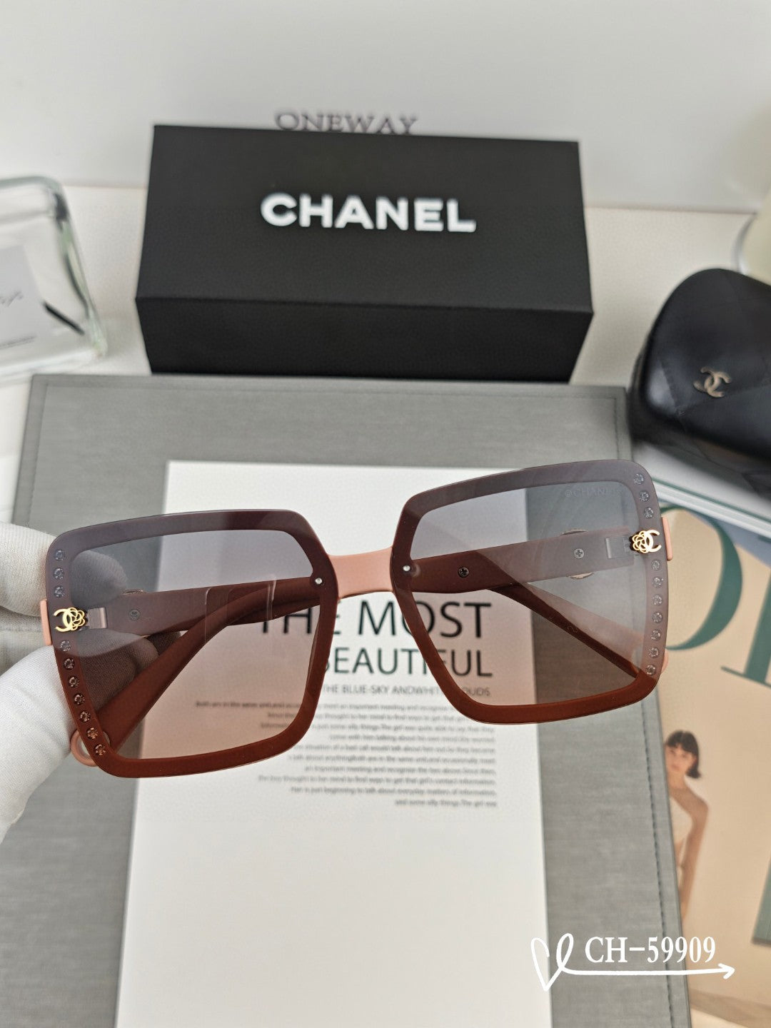 SQUARE SUNGLASSES 59909 IN BLACK TR FRAME WITH RESIN LENSES - Black