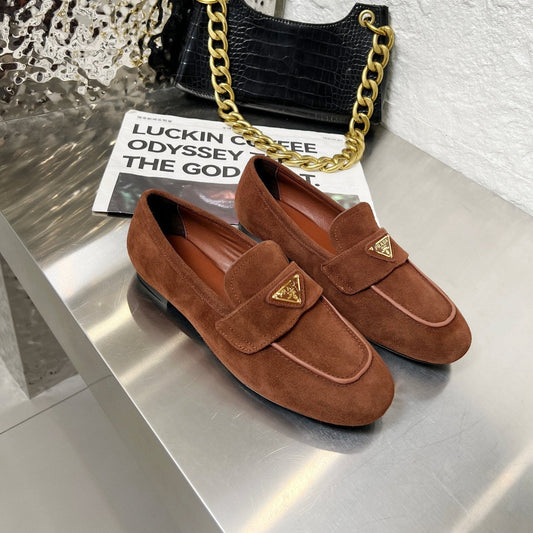 КЛАСИЧНІ ЛОФЕРИ PRADA 26S З КОРИЧНЕВОЇ ЗАМШІ З ЛОГОТИПОМ