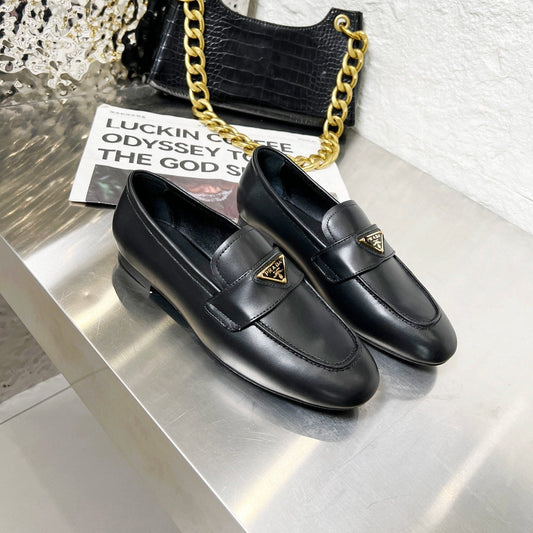 КЛАСИЧНІ ЛОФЕРИ PRADA 26S З ЧОРНОЇ ТЕЛЯЧОЇ ШКІРИ З ЛОГОТИПОМ