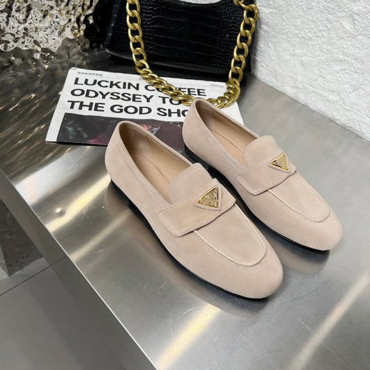 КЛАСИЧНІ ЛОФЕРИ PRADA 26S З НЮДОВО-БЕЖЕВОЇ ЗАМШІ З ЛОГОТИПОМ