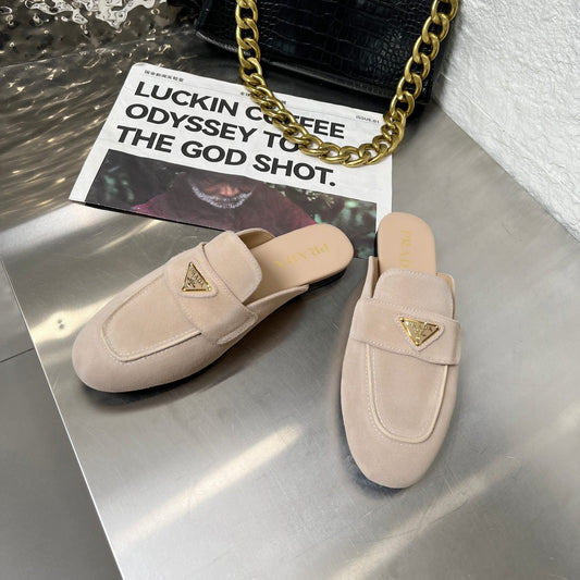 ЛОФЕРИ PRADA 26S MULE ІЗ ЗАМШІ КОЛЬОРУ НЮД БЕЖ З ЛОГОТИПОМ