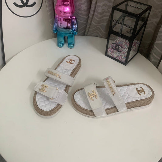 БОСОНІЖКИ CHANEL 26S НА ПЛАТФОРМІ З БІЛОГО ОКСАМИТУ ТА ТЕЛЯЧОЇ ШКІРИ З МОТУЗКОВОЮ ПІДОШВОЮ ТА ЗОЛОТИСТОЮ ФУРНІТУРОЮ