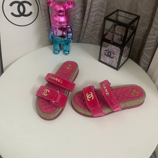 БОСОНІЖКИ CHANEL 26S НА ПЛАТФОРМІ З РОЖЕВОГО ОКСАМИТУ ТА ТЕЛЯЧОЇ ШКІРИ З МОТУЗКОВОЮ ПІДОШВОЮ ТА ЗОЛОТОЮ ФУРНІТУРОЮ