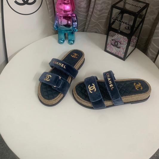 БОСОНІЖКИ-СЛІДЕРИ CHANEL 26S З СИНЬОГО ОКСАМИТУ ТА ТЕЛЯЧОЇ ШКІРИ З МОТУЗКОВОЮ ПІДОШВОЮ ТА ЗОЛОТОЮ ФУРНІТУРОЮ