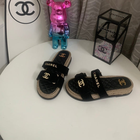 БОСОНІЖКИ CHANEL 26S НА ПЛАТФОРМІ З ЧОРНОГО ОКСАМИТУ ТА ТЕЛЯЧОЇ ШКІРИ З МОТУЗКОВОЮ ПІДОШВОЮ ТА ЗОЛОТИСТОЮ ФУРНІТУРОЮ