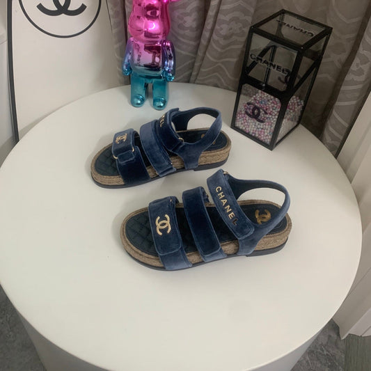 CHANEL 26S БОСОНІЖКИ НА РЕМІНЦЯХ З ОКСАМИТУ СИНЬОГО КОЛЬОРУ ЗІ ШНУРОВОЮ ПІДОШВОЮ ТА ЗОЛОТИСТОЮ ФУРНІТУРОЮ