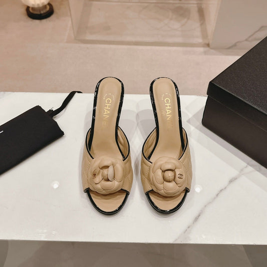 Каблуки Chanel Camellia бежевого кольору — 35