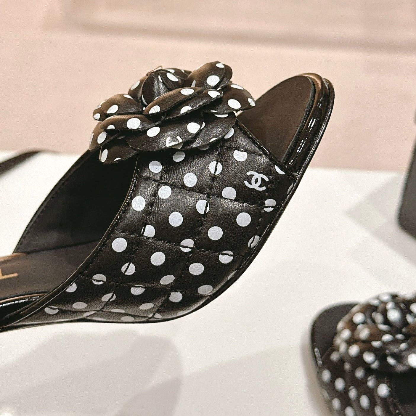 Double C New Camellia High Heel Black/White Caro - 35