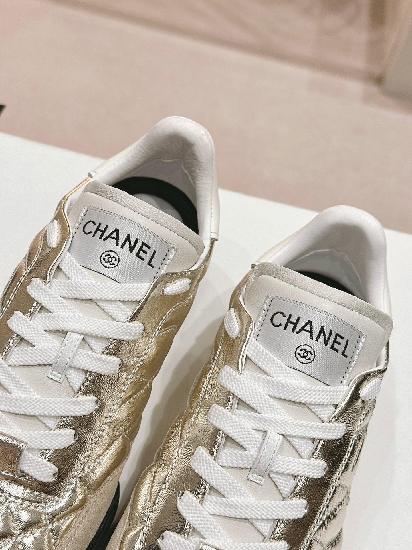 SNEAKERS IN GLOSSY GOLDEN LAMBSKIN - 35