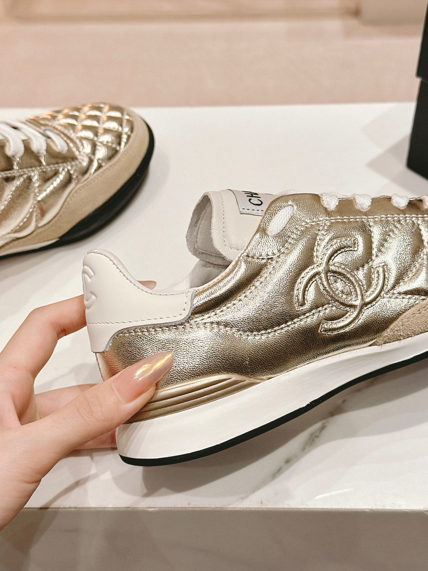 SNEAKERS IN GLOSSY GOLDEN LAMBSKIN - 35
