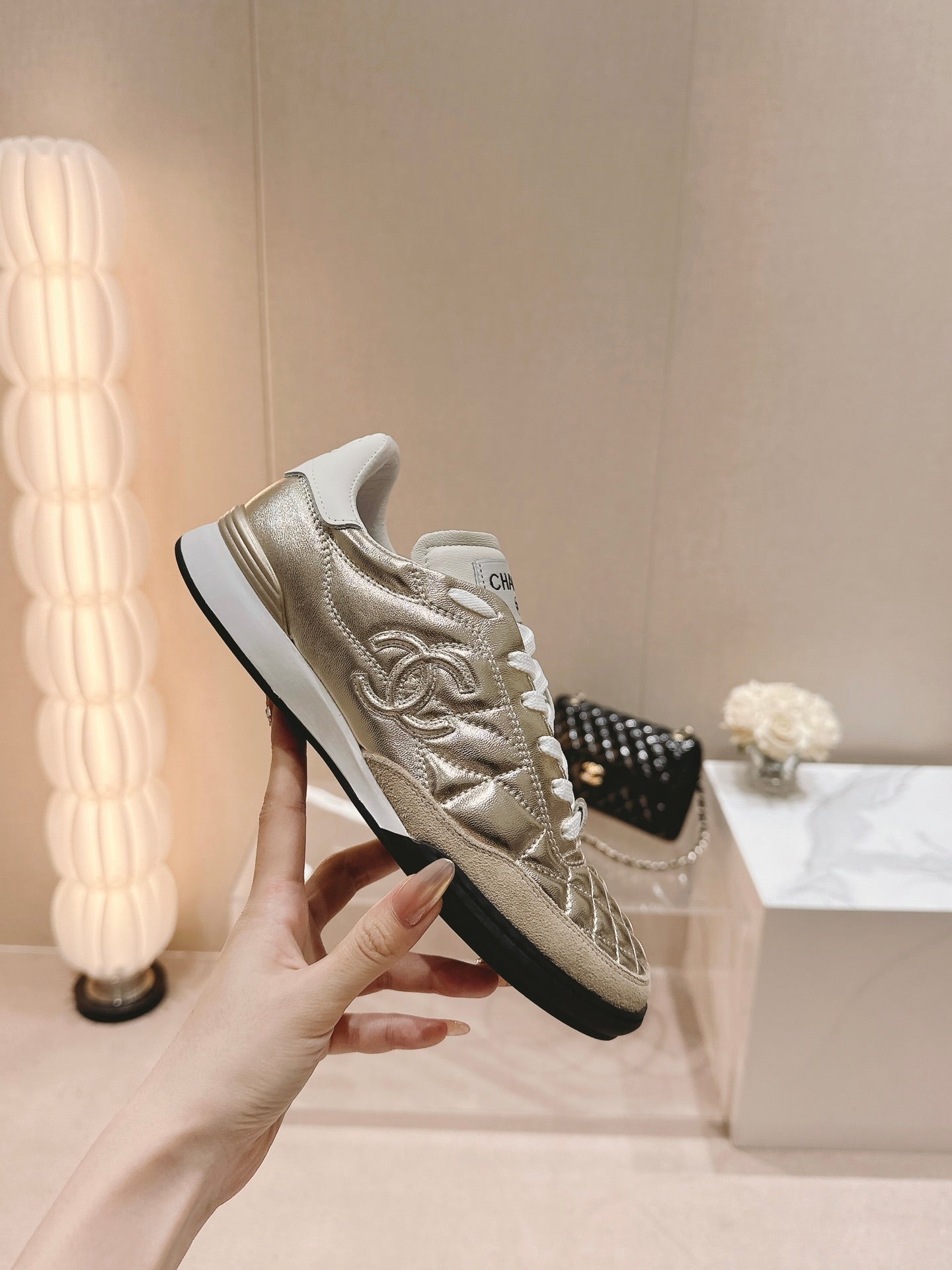 SNEAKERS IN GLOSSY GOLDEN LAMBSKIN - 35