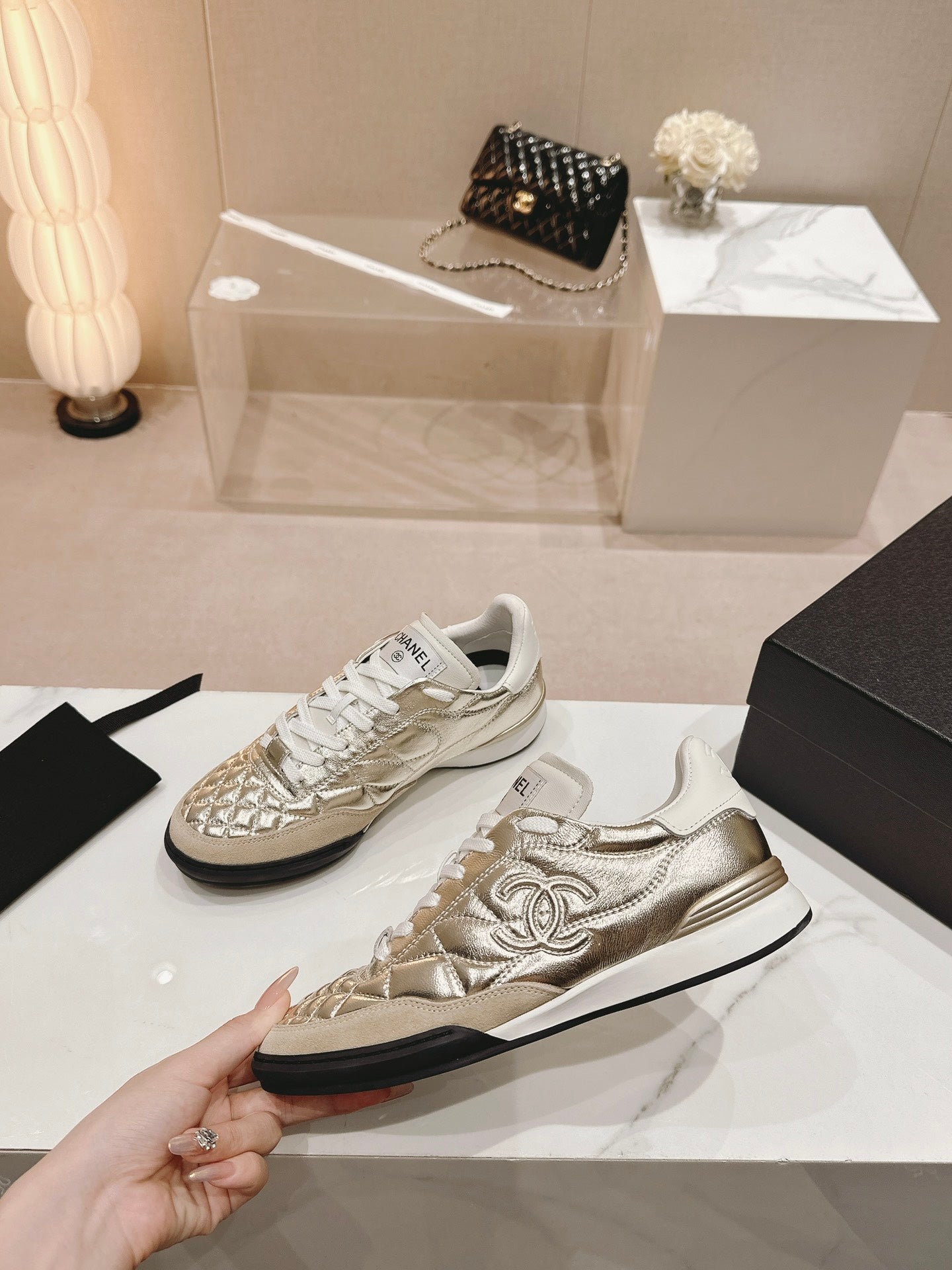 SNEAKERS IN GLOSSY GOLDEN LAMBSKIN - 35