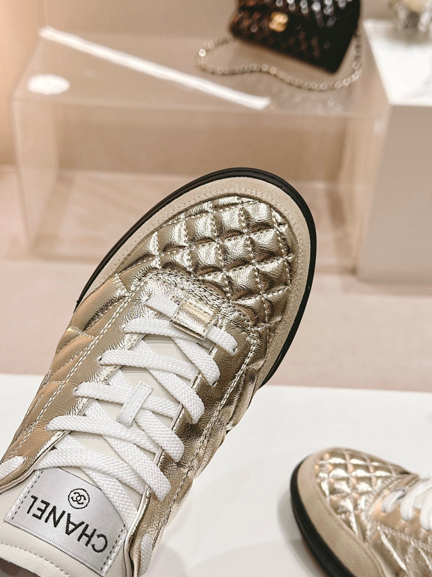 SNEAKERS IN GLOSSY GOLDEN LAMBSKIN - 35