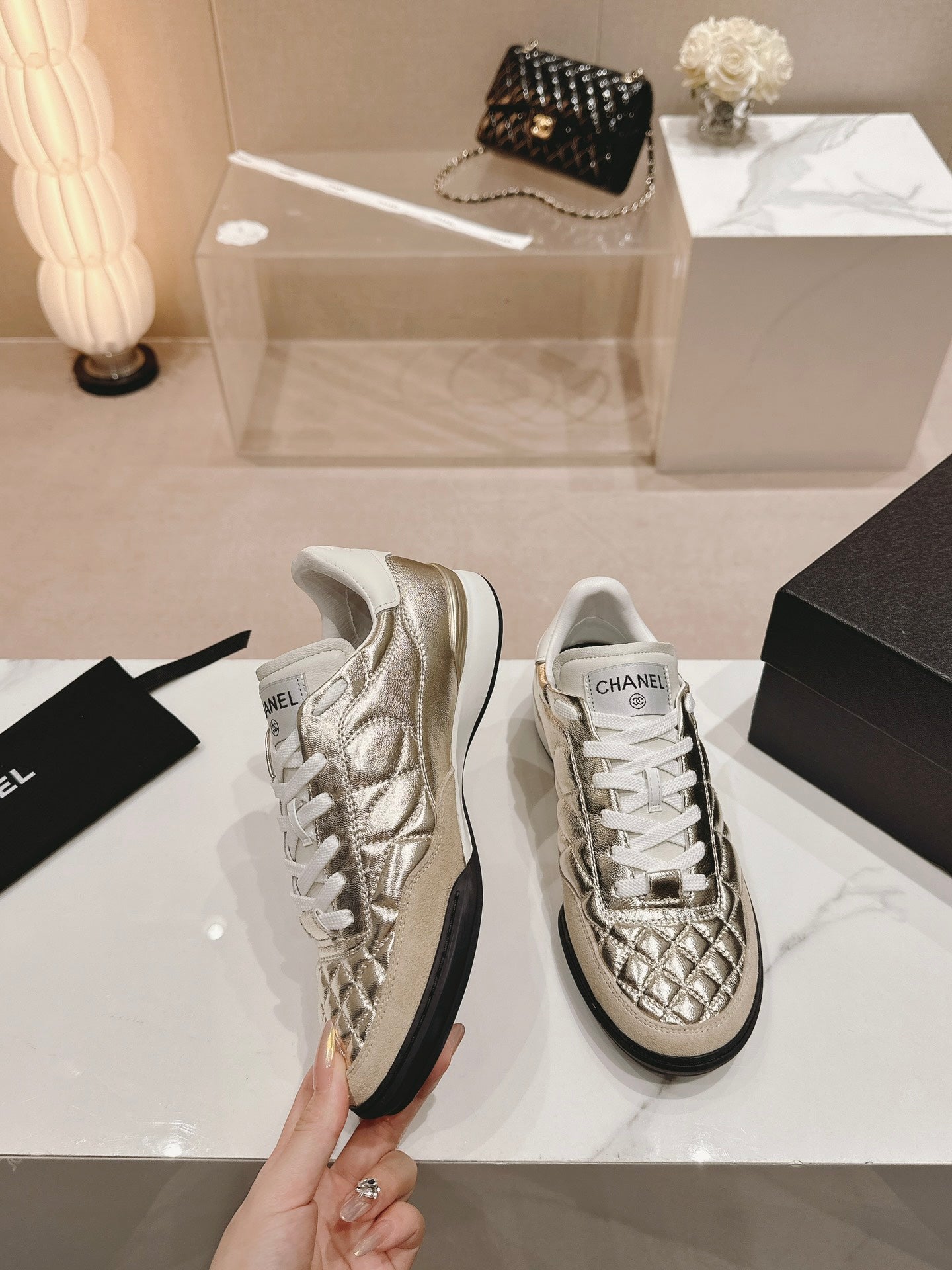 SNEAKERS IN GLOSSY GOLDEN LAMBSKIN - 35
