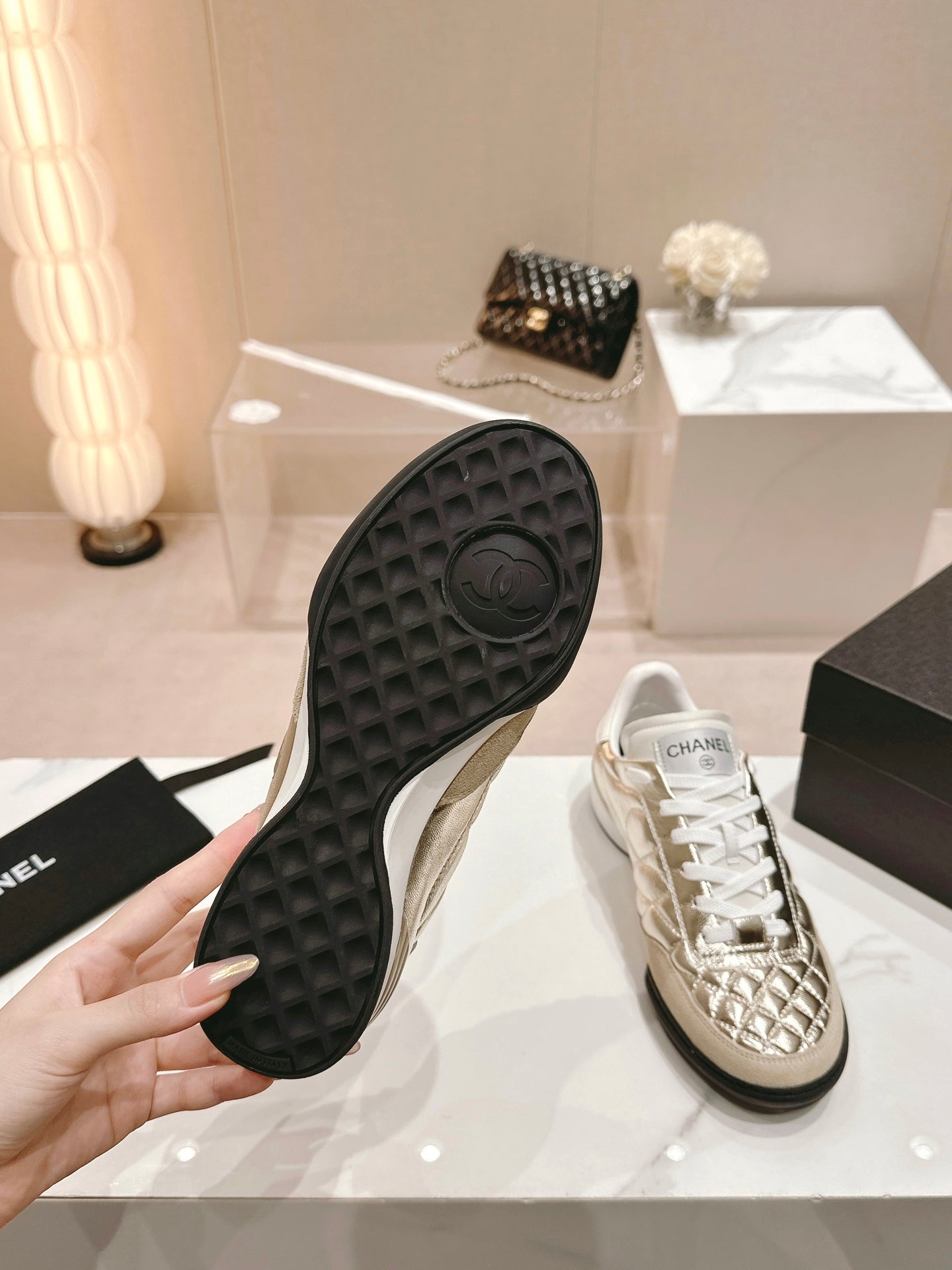 SNEAKERS IN GLOSSY GOLDEN LAMBSKIN - 35