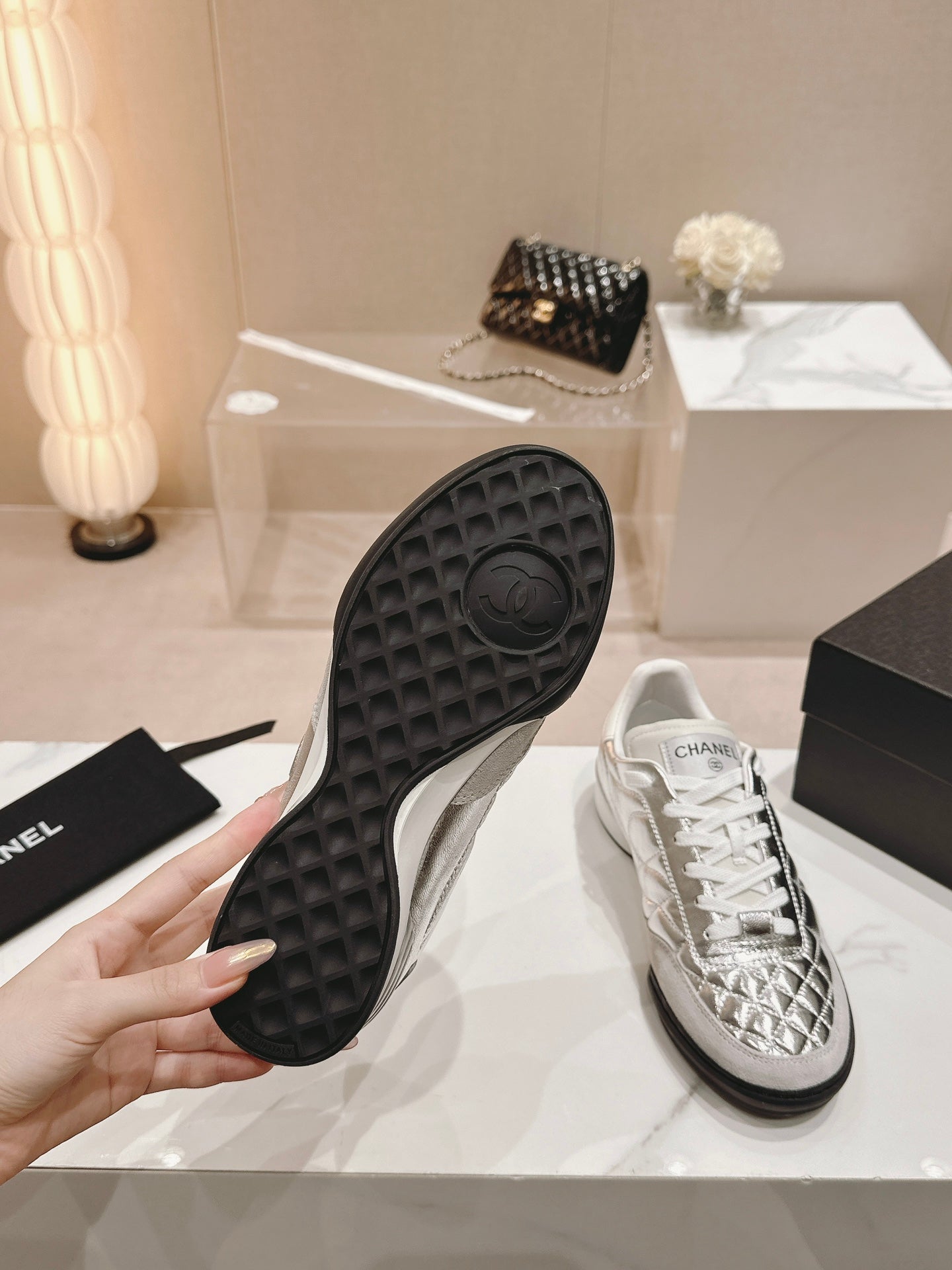 SNEAKERS IN GLOSSY SILVER LAMBSKIN - 35