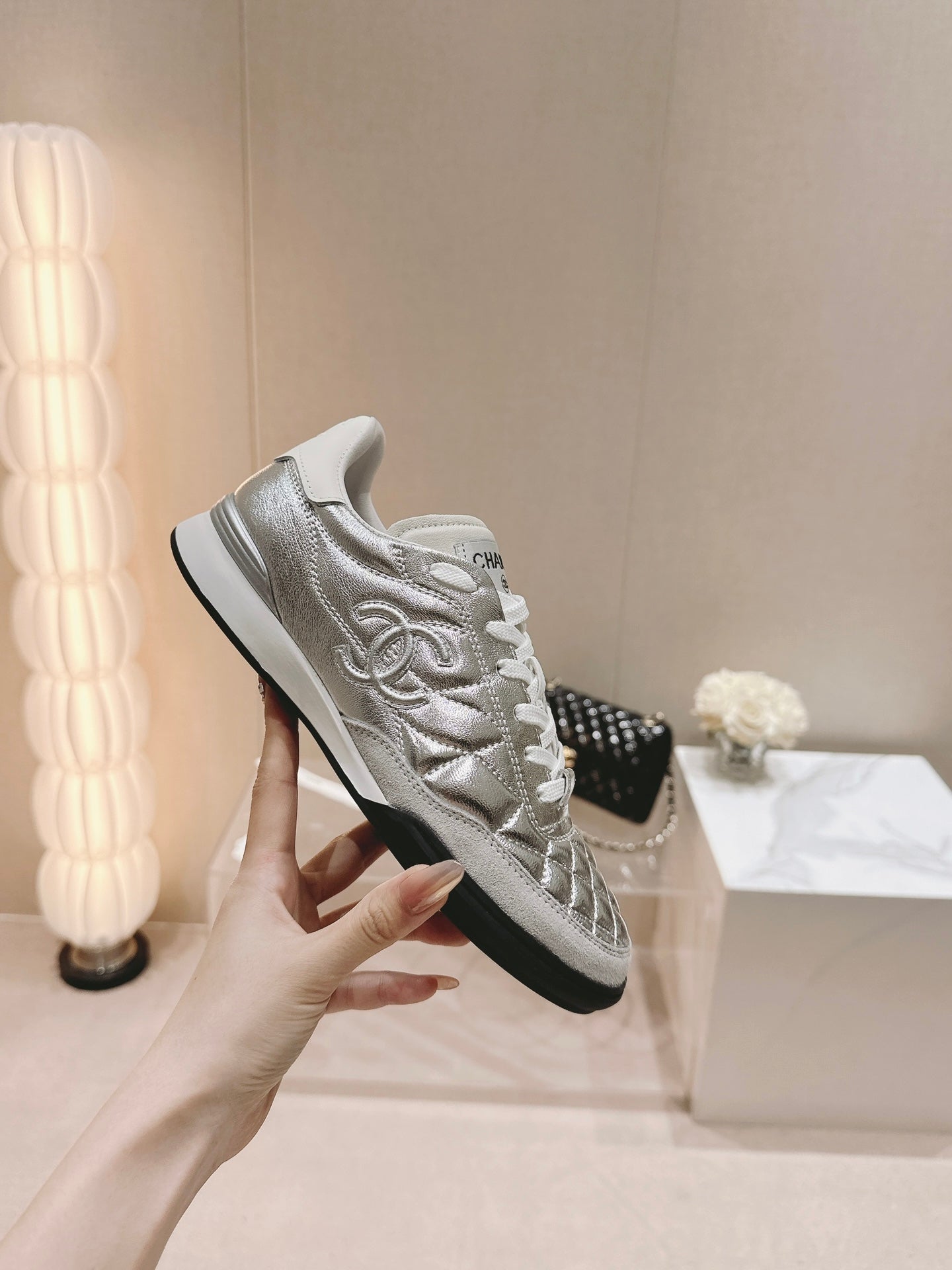 SNEAKERS IN GLOSSY SILVER LAMBSKIN - 35