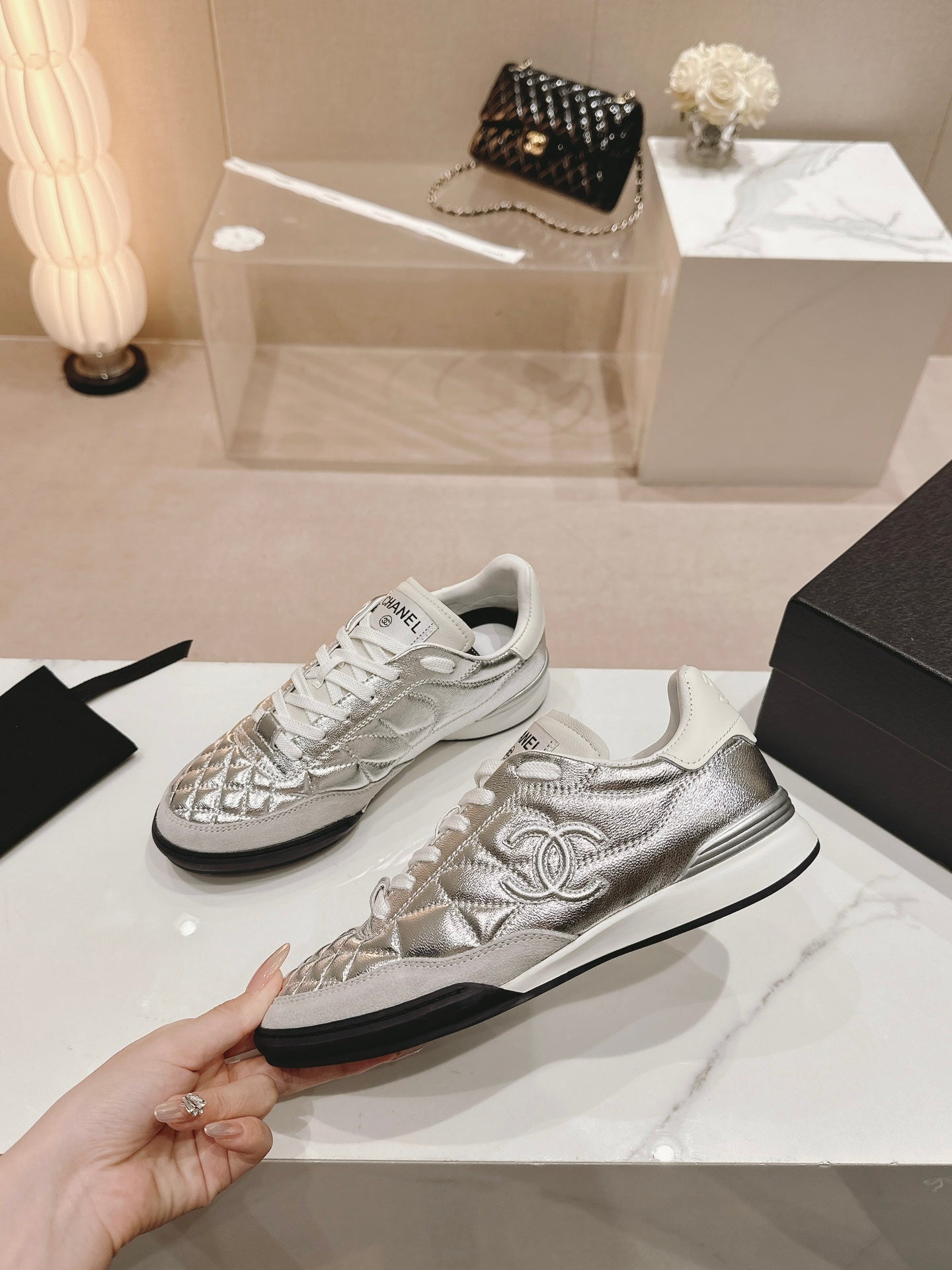 SNEAKERS IN GLOSSY SILVER LAMBSKIN - 35