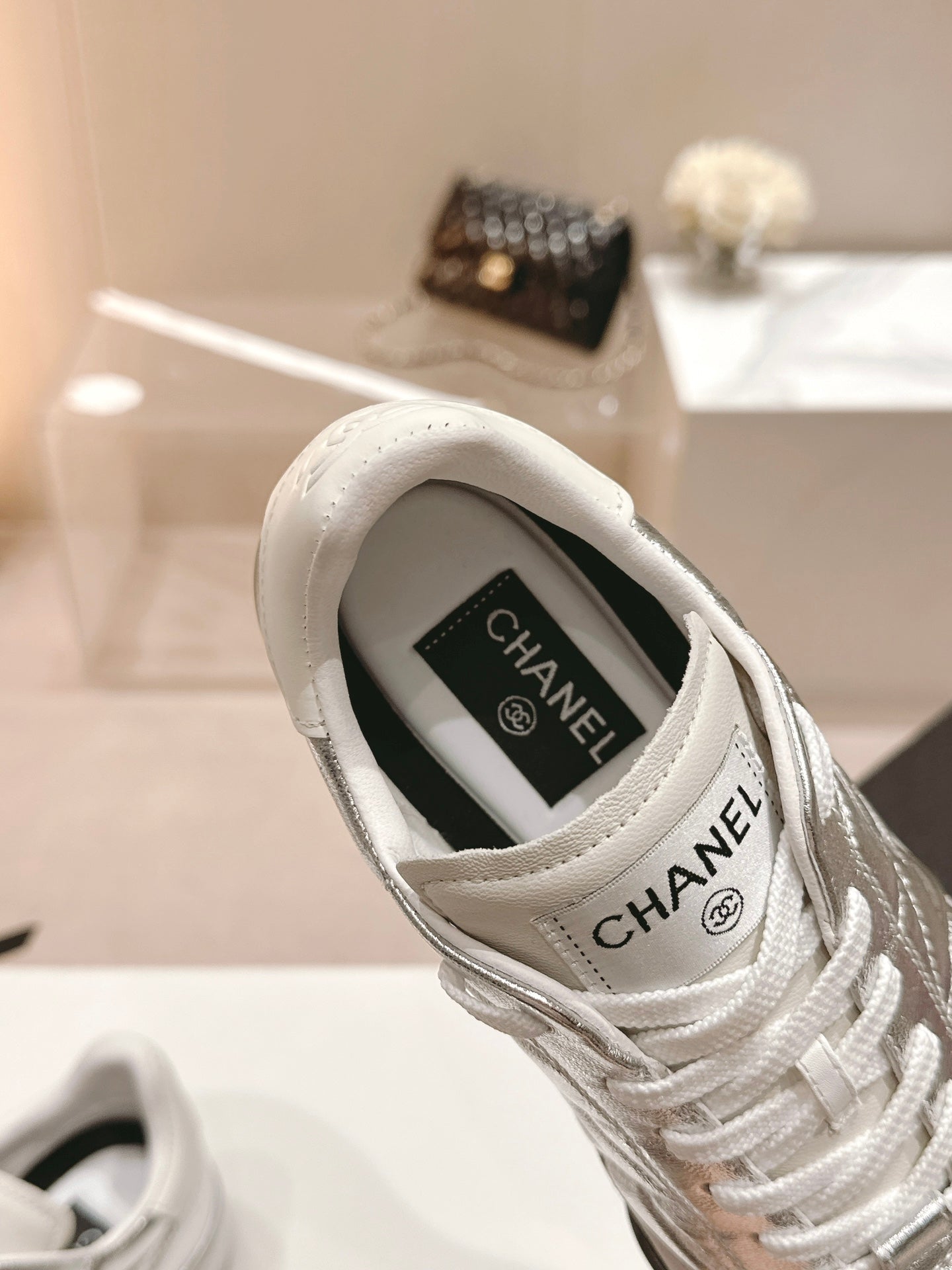 SNEAKERS IN GLOSSY SILVER LAMBSKIN - 35