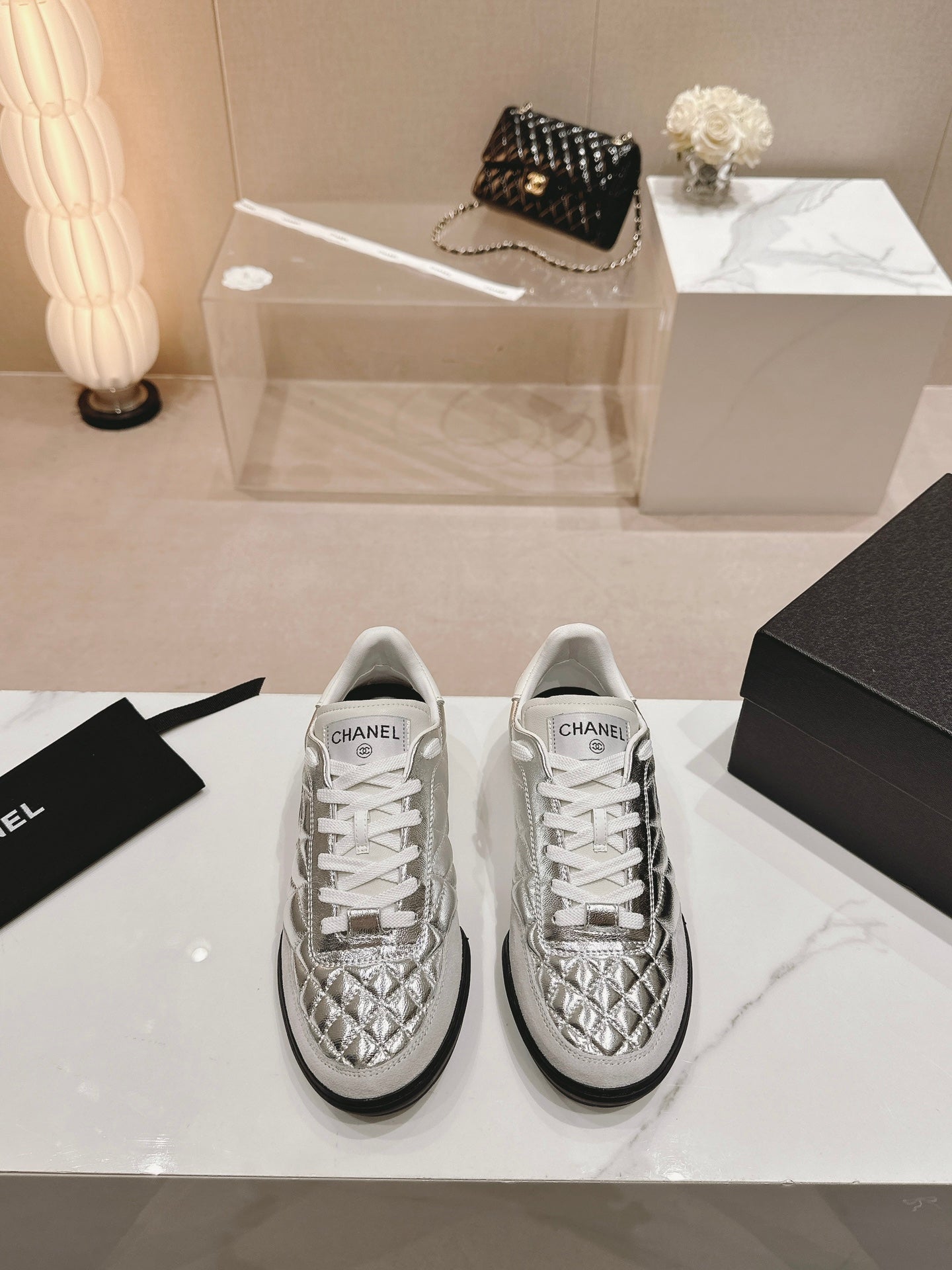 SNEAKERS IN GLOSSY SILVER LAMBSKIN - 35