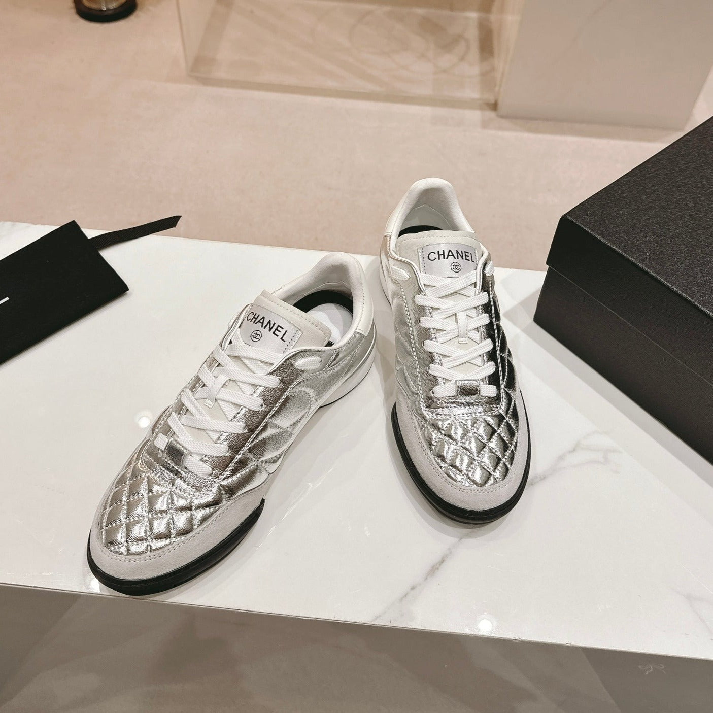 SNEAKERS IN GLOSSY SILVER LAMBSKIN - 35