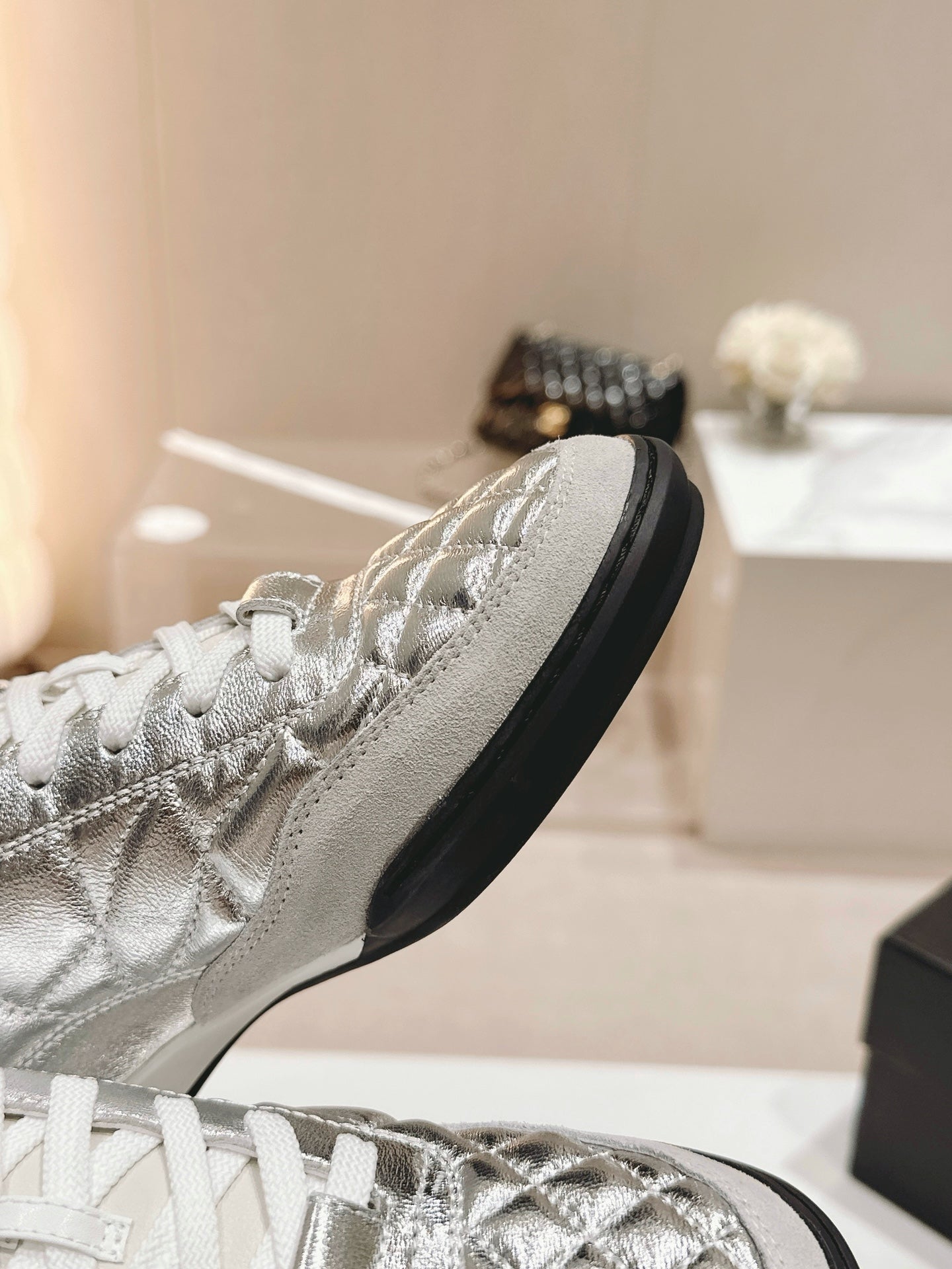 SNEAKERS IN GLOSSY SILVER LAMBSKIN - 35