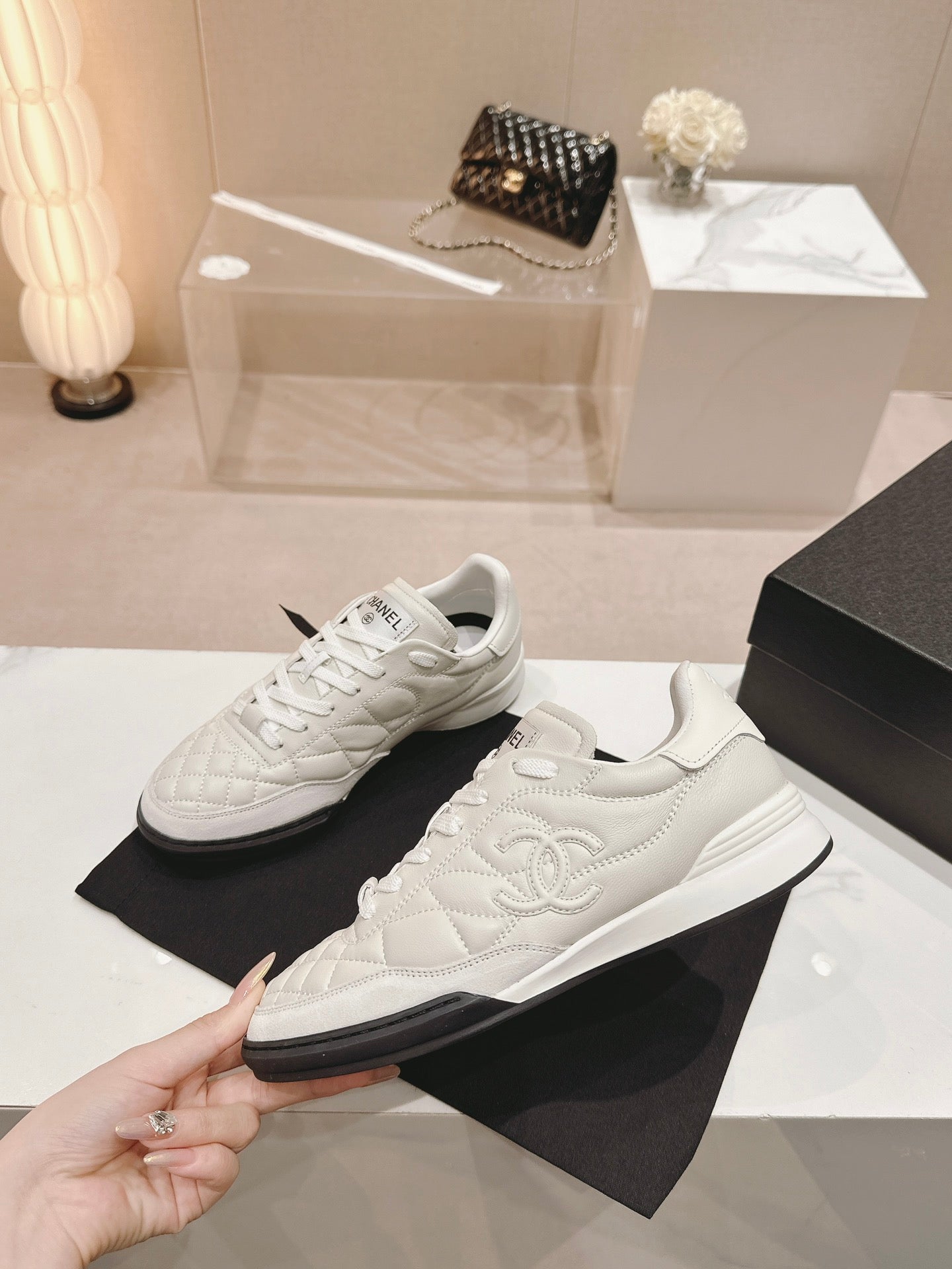 SNEAKERS IN GLOSSY WHITE LAMBSKIN - 35