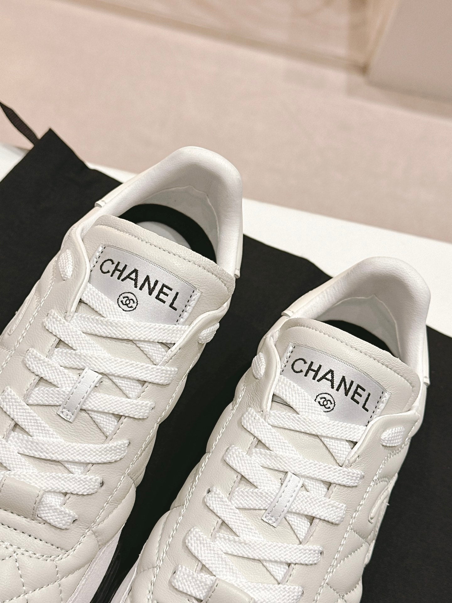 SNEAKERS IN GLOSSY WHITE LAMBSKIN - 35