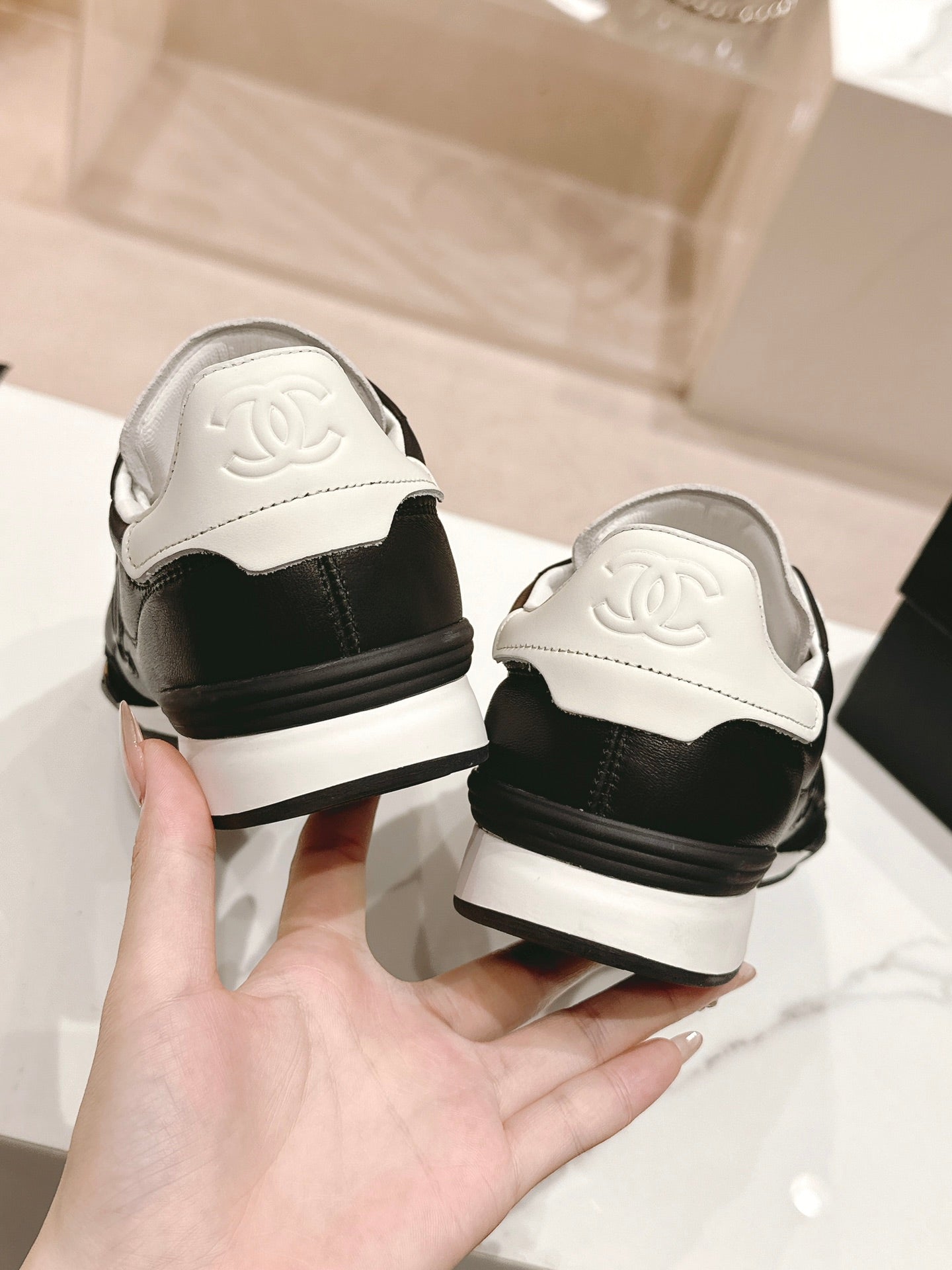 SNEAKERS IN GLOSSY BLACK LAMBSKIN - 35