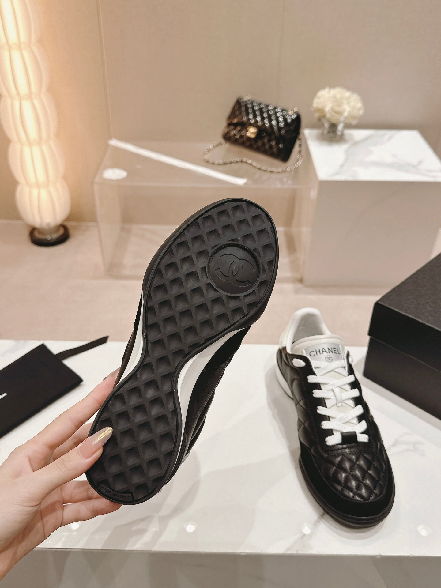SNEAKERS IN GLOSSY BLACK LAMBSKIN - 35
