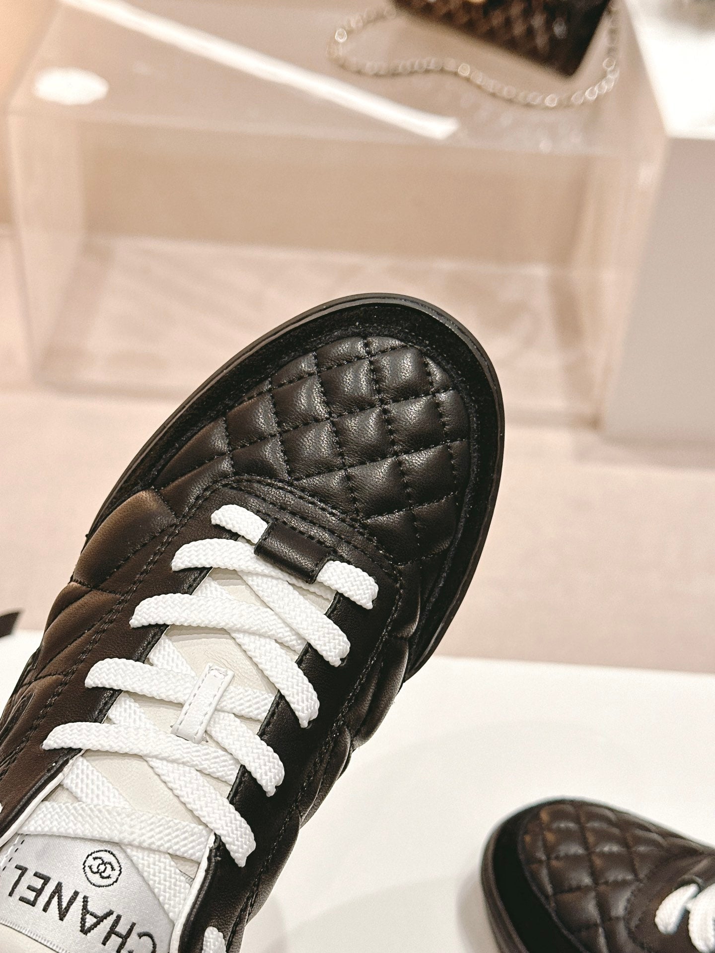SNEAKERS IN GLOSSY BLACK LAMBSKIN - 35
