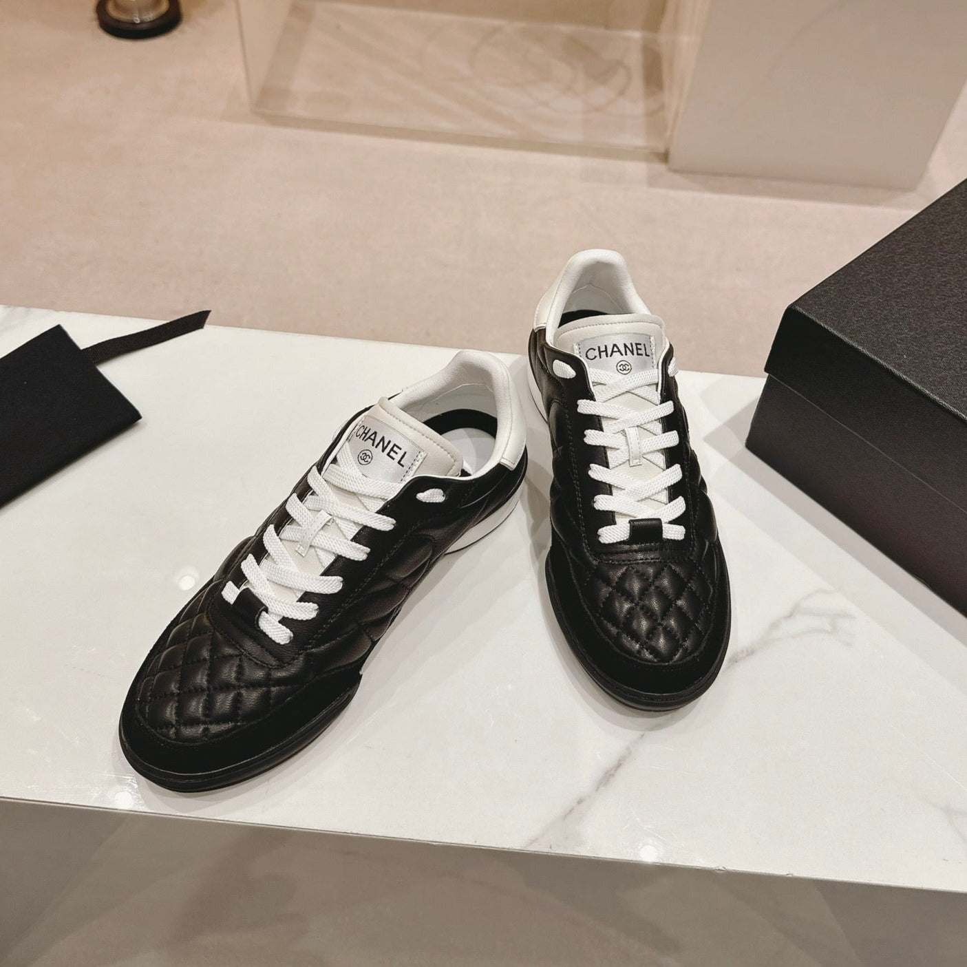 SNEAKERS IN GLOSSY BLACK LAMBSKIN - 35