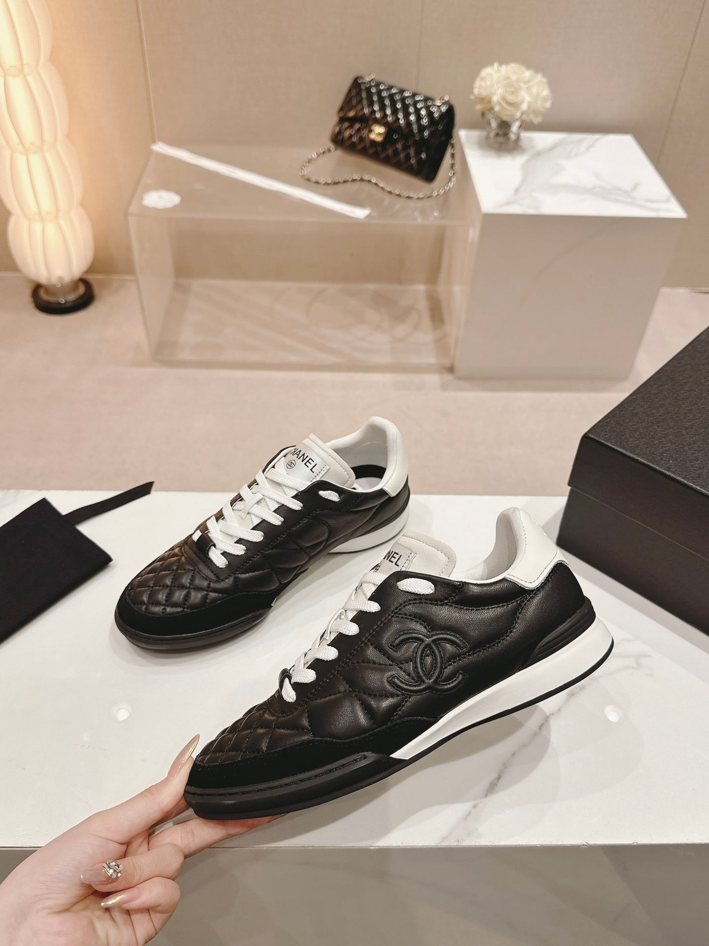 SNEAKERS IN GLOSSY BLACK LAMBSKIN - 35