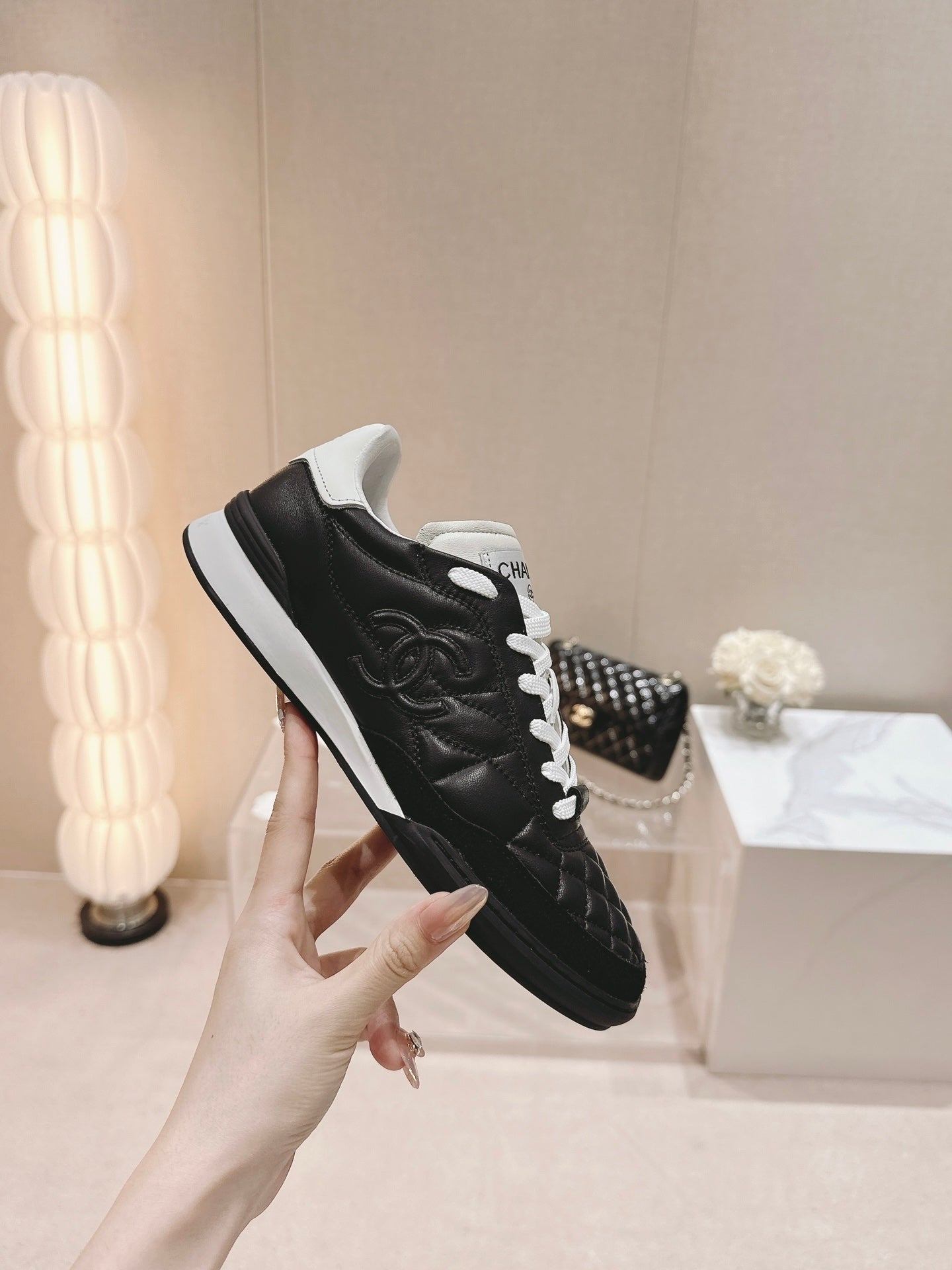 SNEAKERS IN GLOSSY BLACK LAMBSKIN - 35