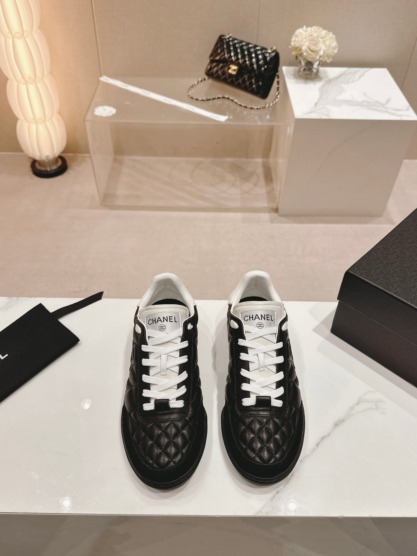 SNEAKERS IN GLOSSY BLACK LAMBSKIN - 35