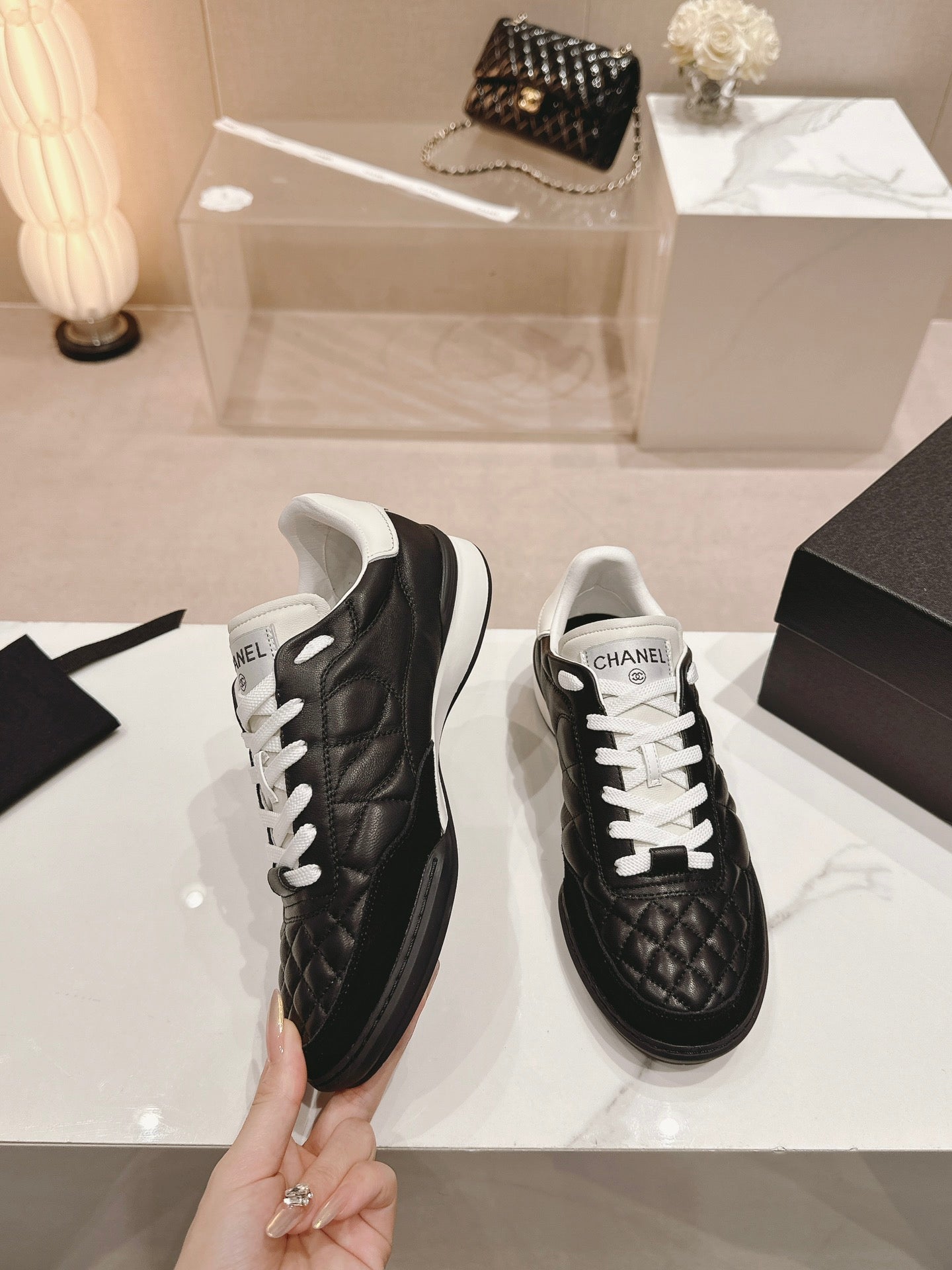 SNEAKERS IN GLOSSY BLACK LAMBSKIN - 35