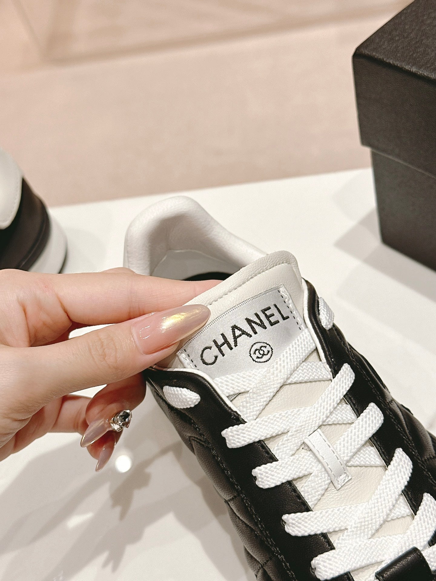 SNEAKERS IN GLOSSY BLACK LAMBSKIN - 35