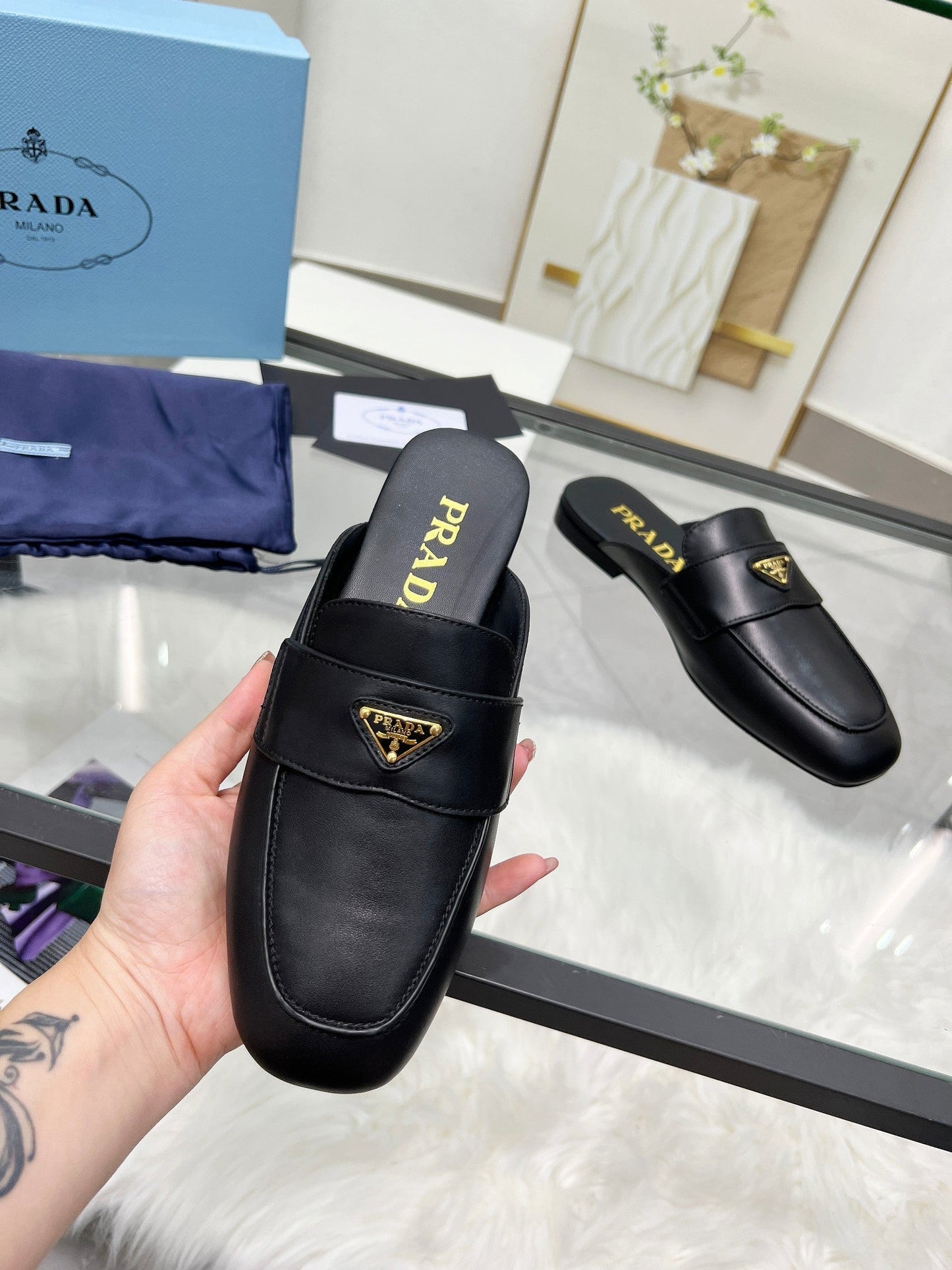 TRIANGLE LOGO MULES IN BLACK CALFSKIN - 35