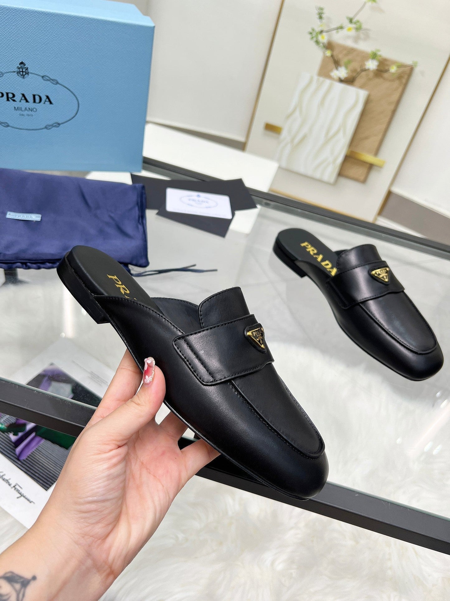TRIANGLE LOGO MULES IN BLACK CALFSKIN - 35