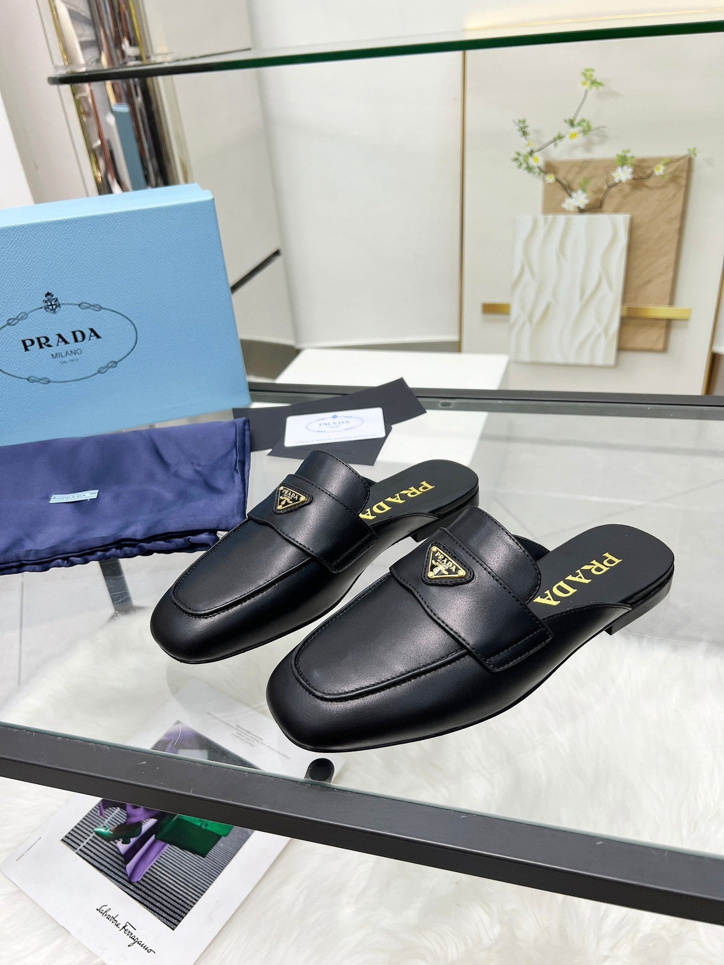 TRIANGLE LOGO MULES IN BLACK CALFSKIN - 35