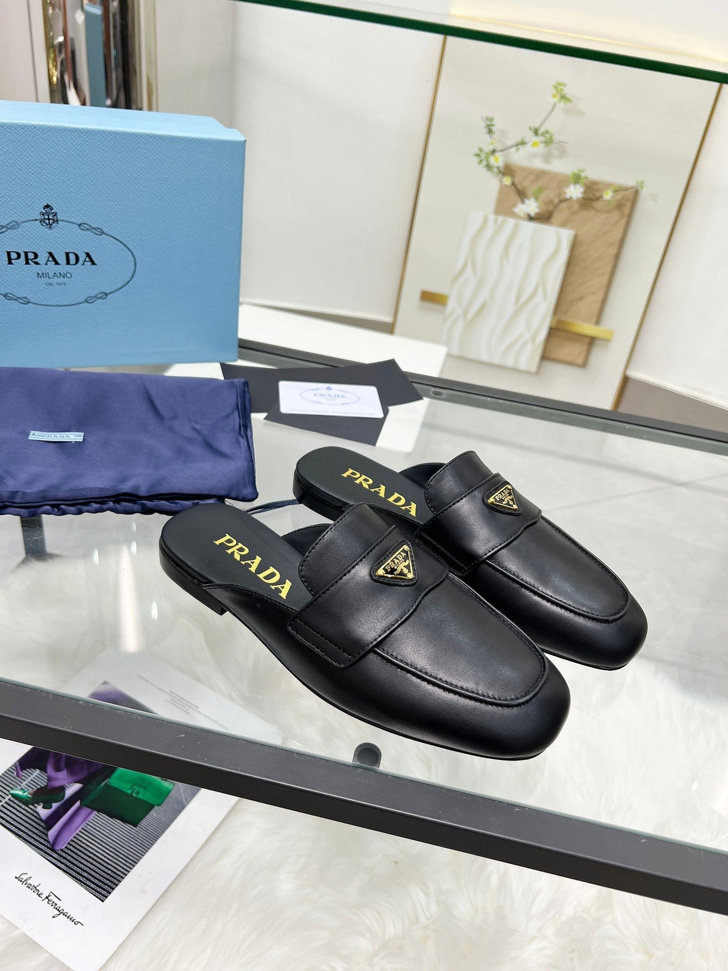 TRIANGLE LOGO MULES IN BLACK CALFSKIN - 35