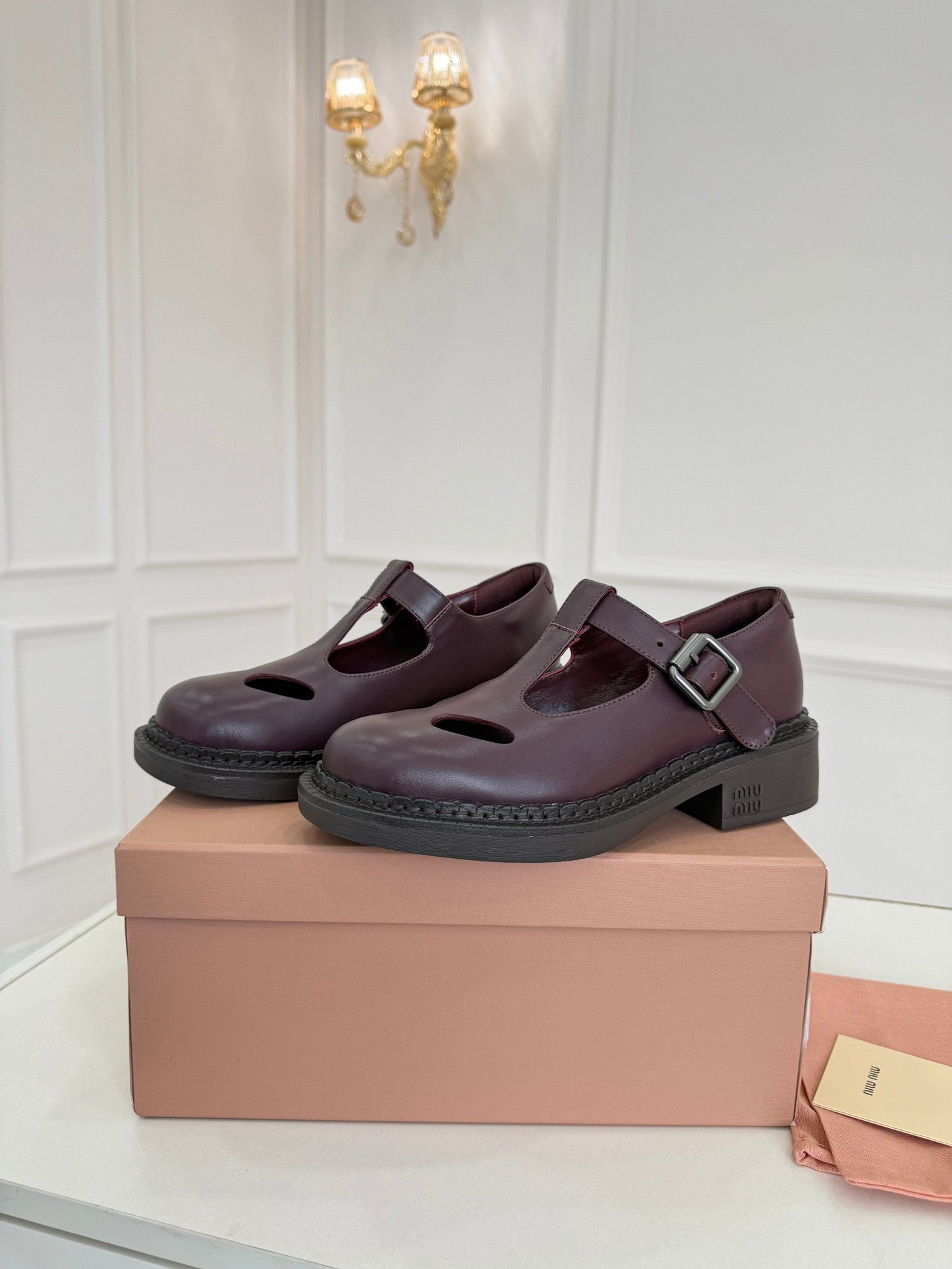 БОСОНІЖКИ MIUMIU 26S 35 ММ З ТЕМНО-РУДО-КОРИЧНЕВОЇ ТЕЛЯЧОЇ ШКІРИ ЗІ СТИЛІЗОВАНИМ РЕМІНЦЕМ Т-ПОДІБНОЇ ФОРМИ
