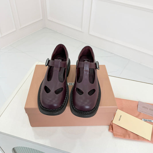 БОСОНІЖКИ MIUMIU 26S 35 ММ З ТЕМНО-РУДО-КОРИЧНЕВОЇ ТЕЛЯЧОЇ ШКІРИ ЗІ СТИЛІЗОВАНИМ РЕМІНЦЕМ Т-ПОДІБНОЇ ФОРМИ
